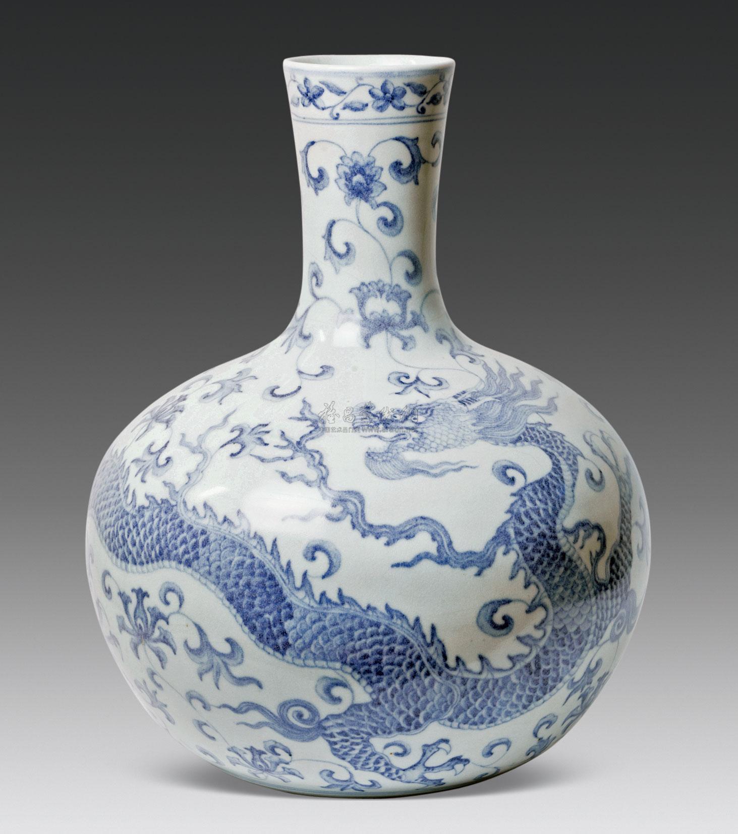 1008 明 青花三爪龙纹天球瓶