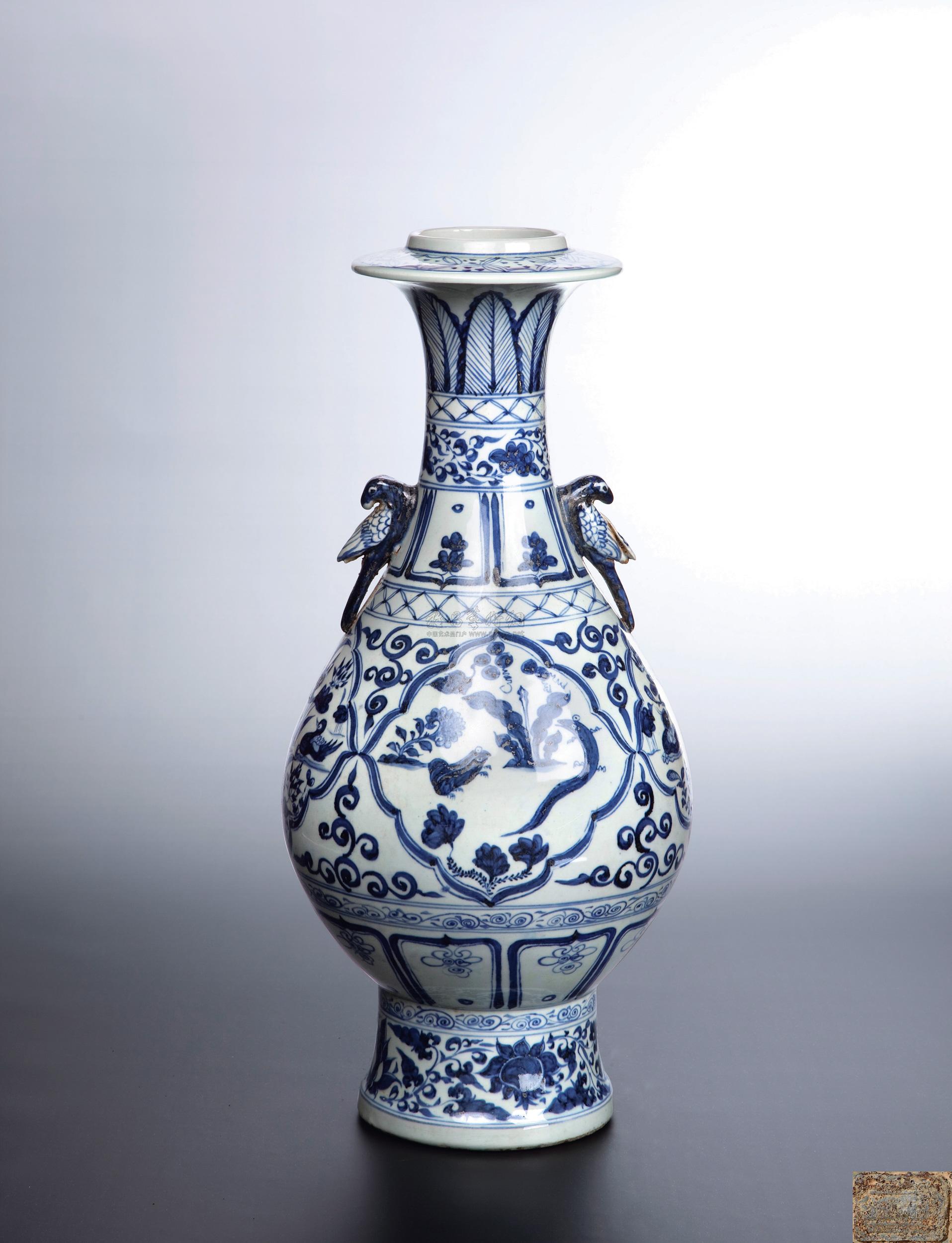 2299元代青花鸳鸯花卉纹双耳瓶