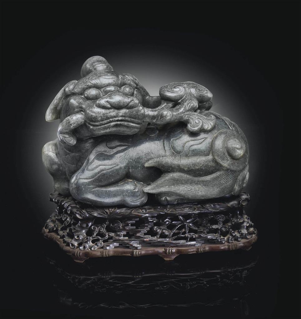 1880 清18/19世纪 灰玉瑞兽衔灵芝摆件