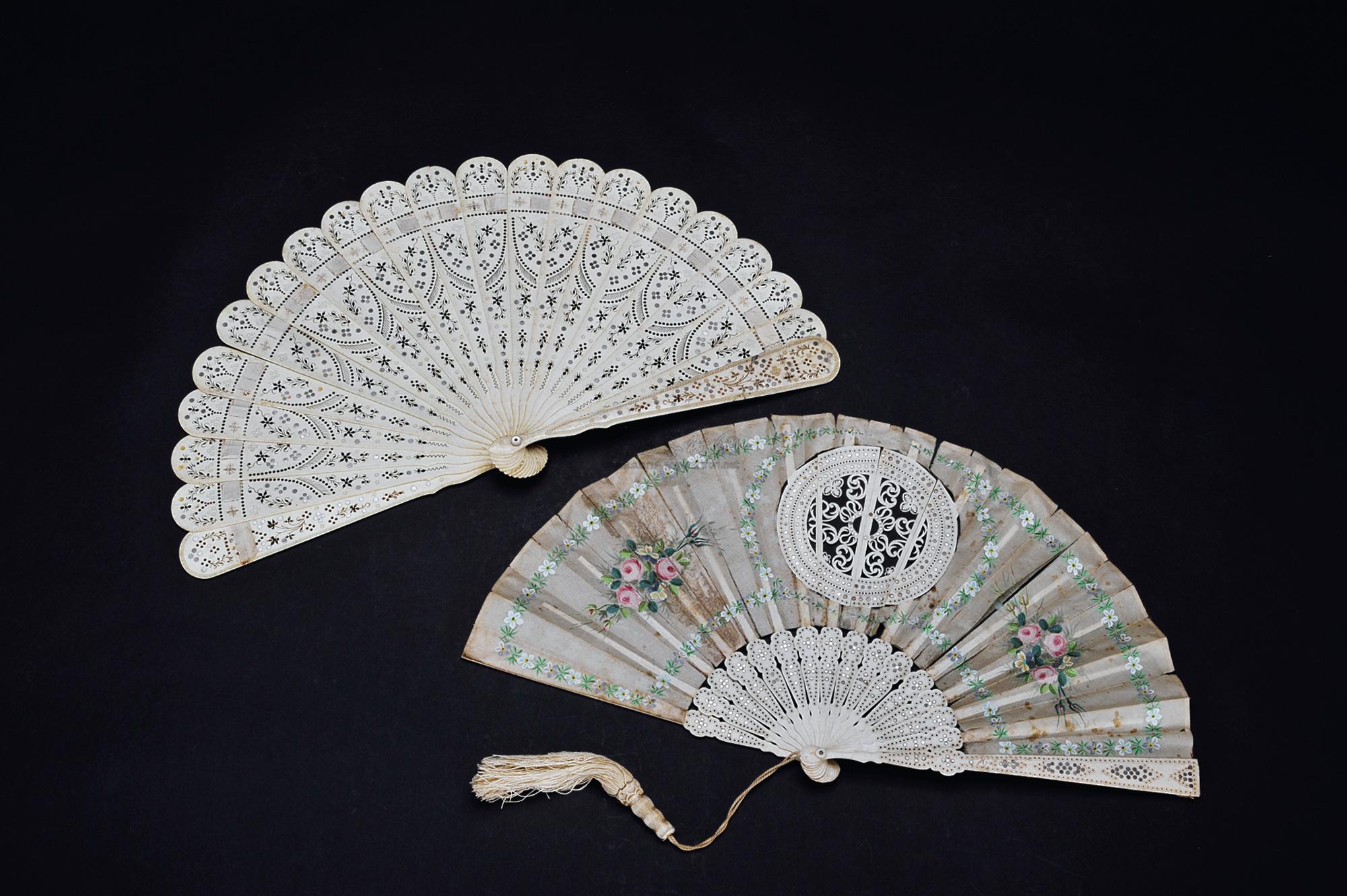 *0030 民国 骨雕嵌银折扇 (一组)