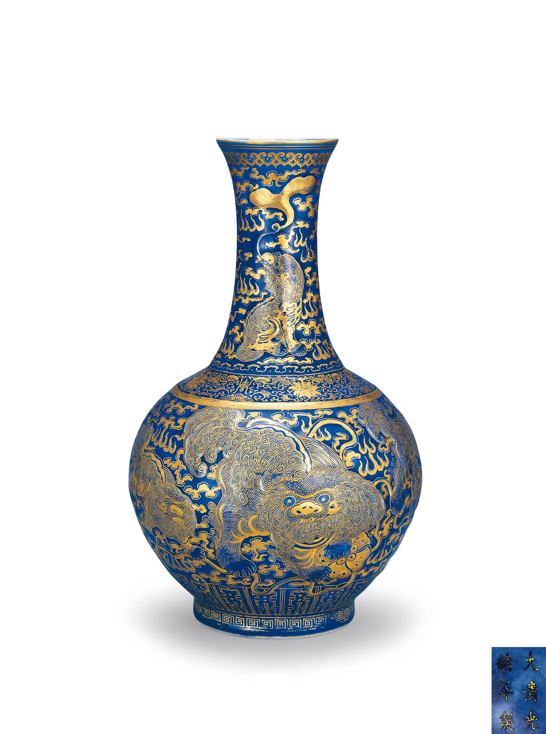 2725清光绪霁蓝釉描金云蝠狮纹赏瓶