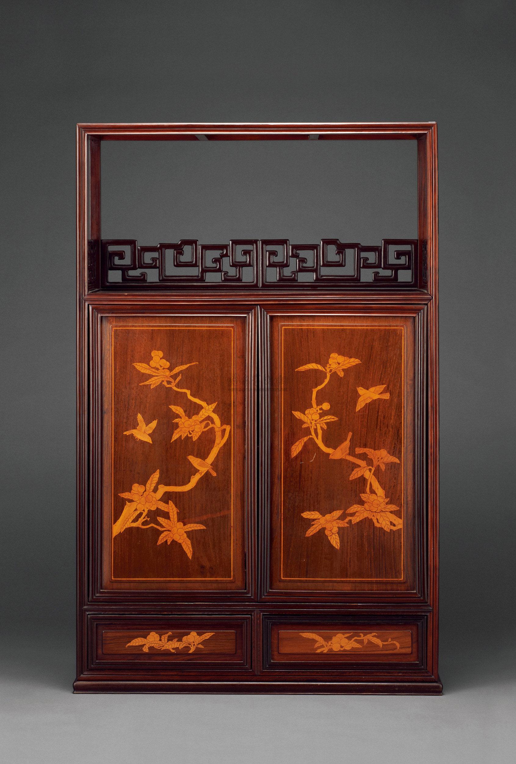 1819清硬木嵌黄杨木花卉纹饰柜
