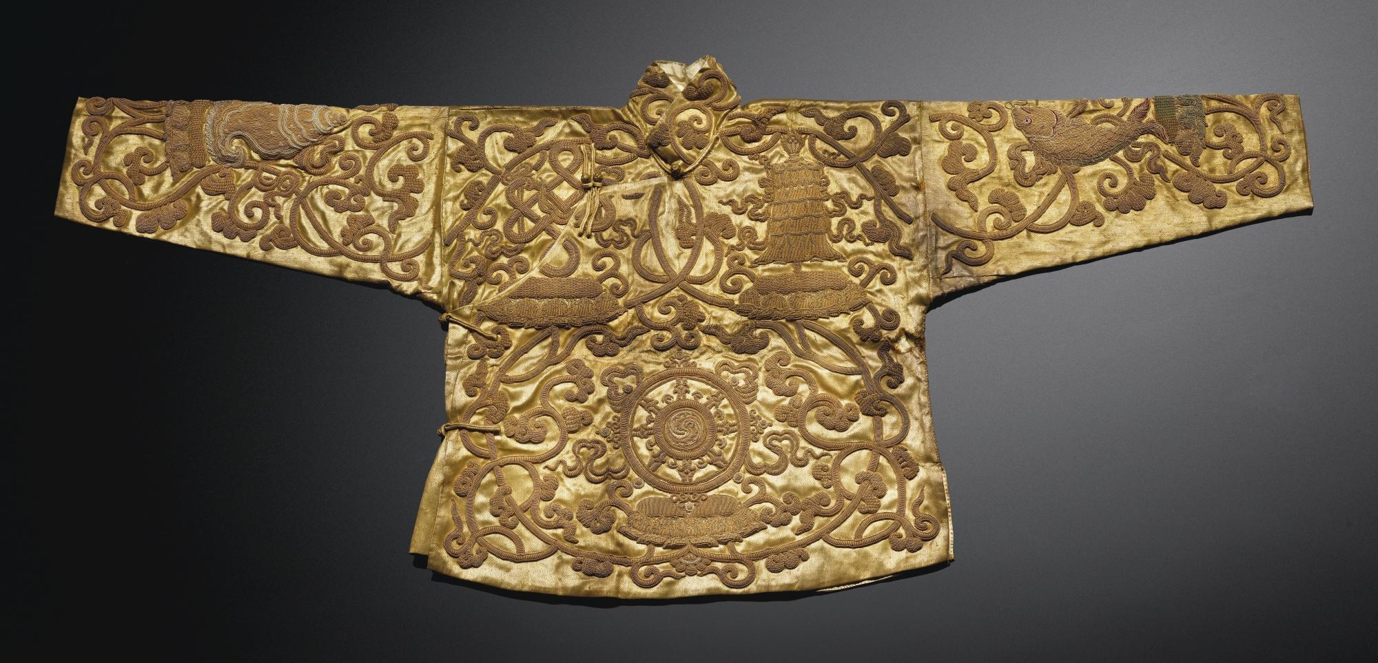 3016清18世纪片金刺绣八吉祥缠枝莲纹马褂