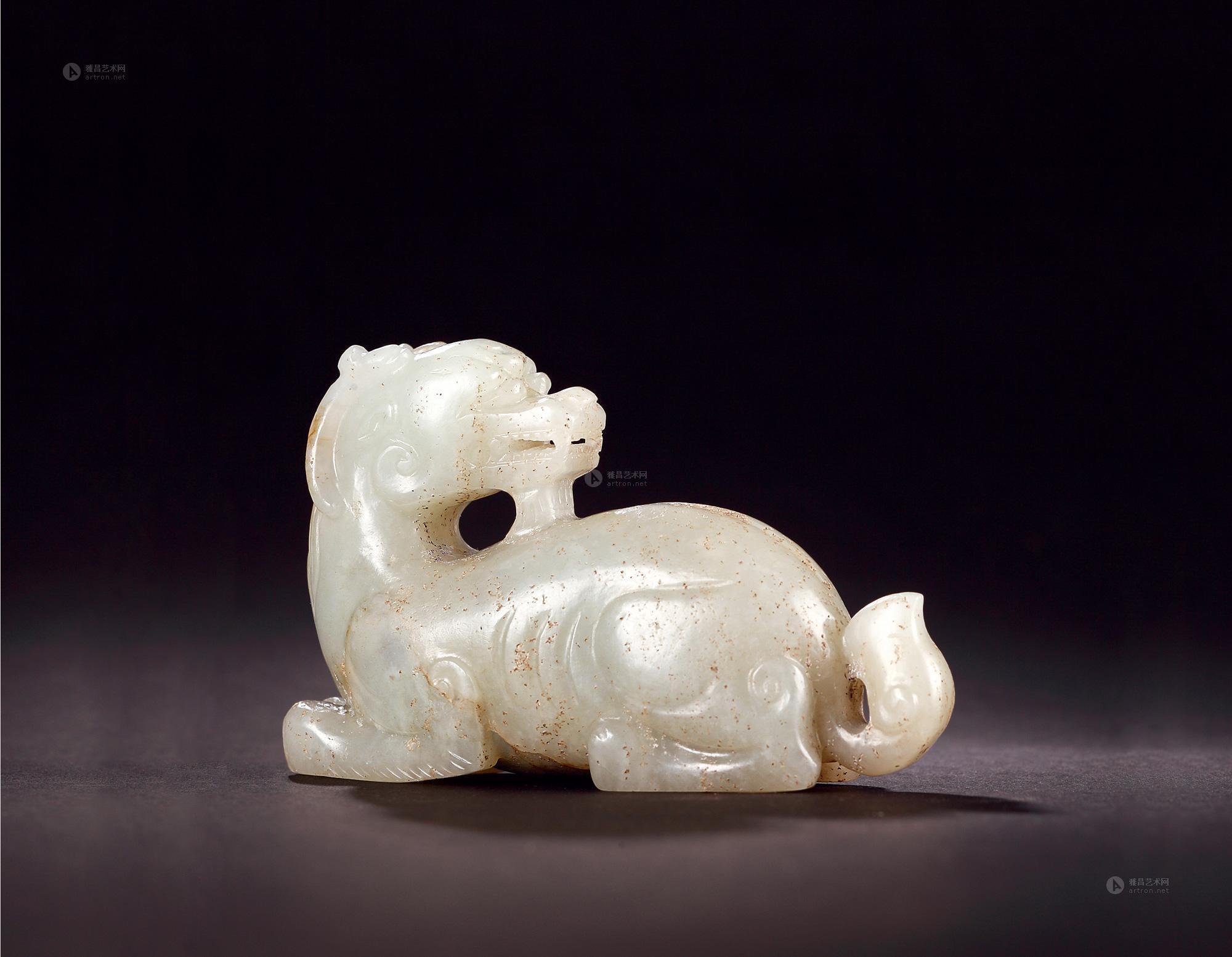 0850 元 白玉回头瑞兽摆件