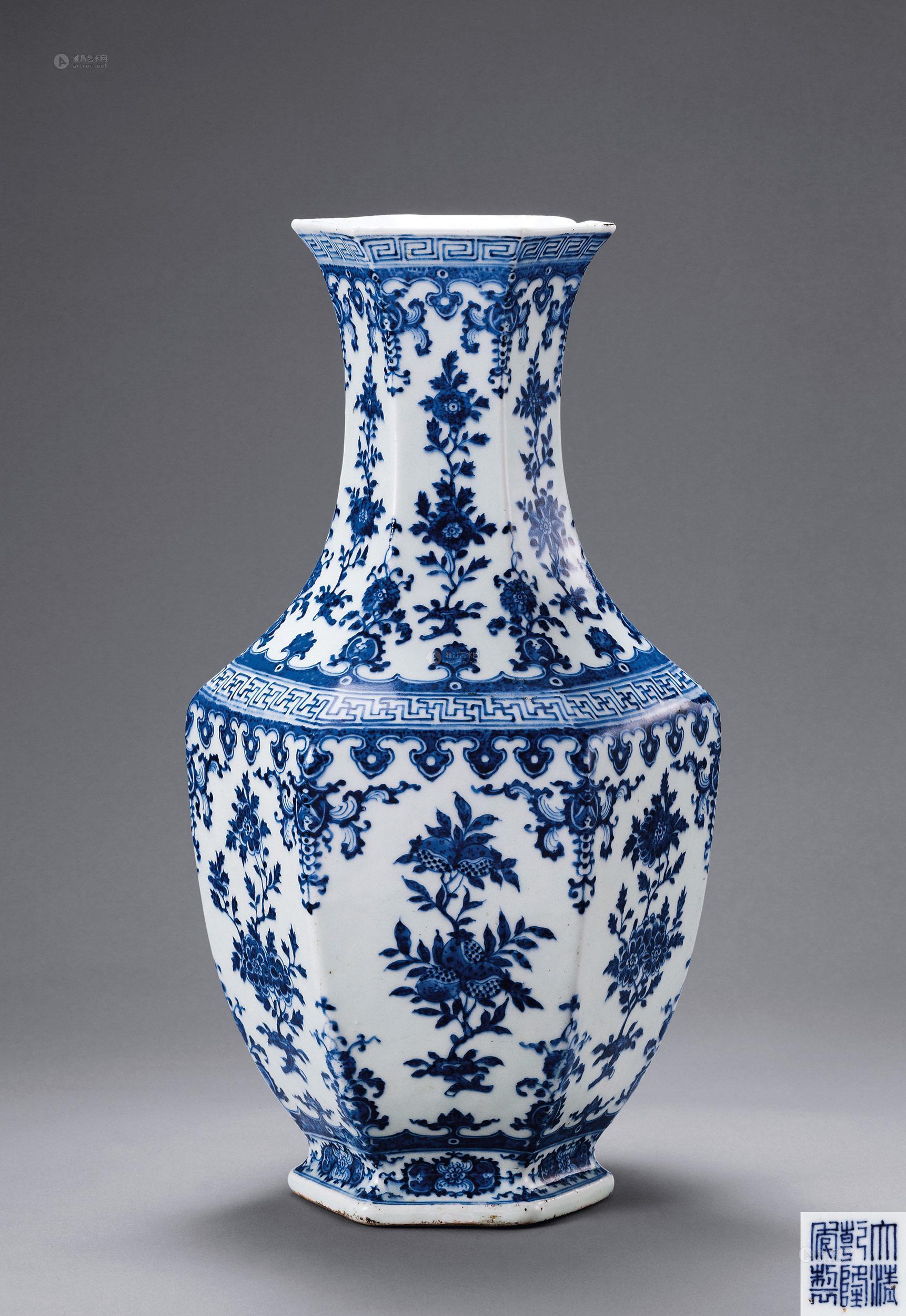 【清乾隆 青花花卉三多六方瓶】拍卖品_图片_价格_鉴赏_清代青花瓷器