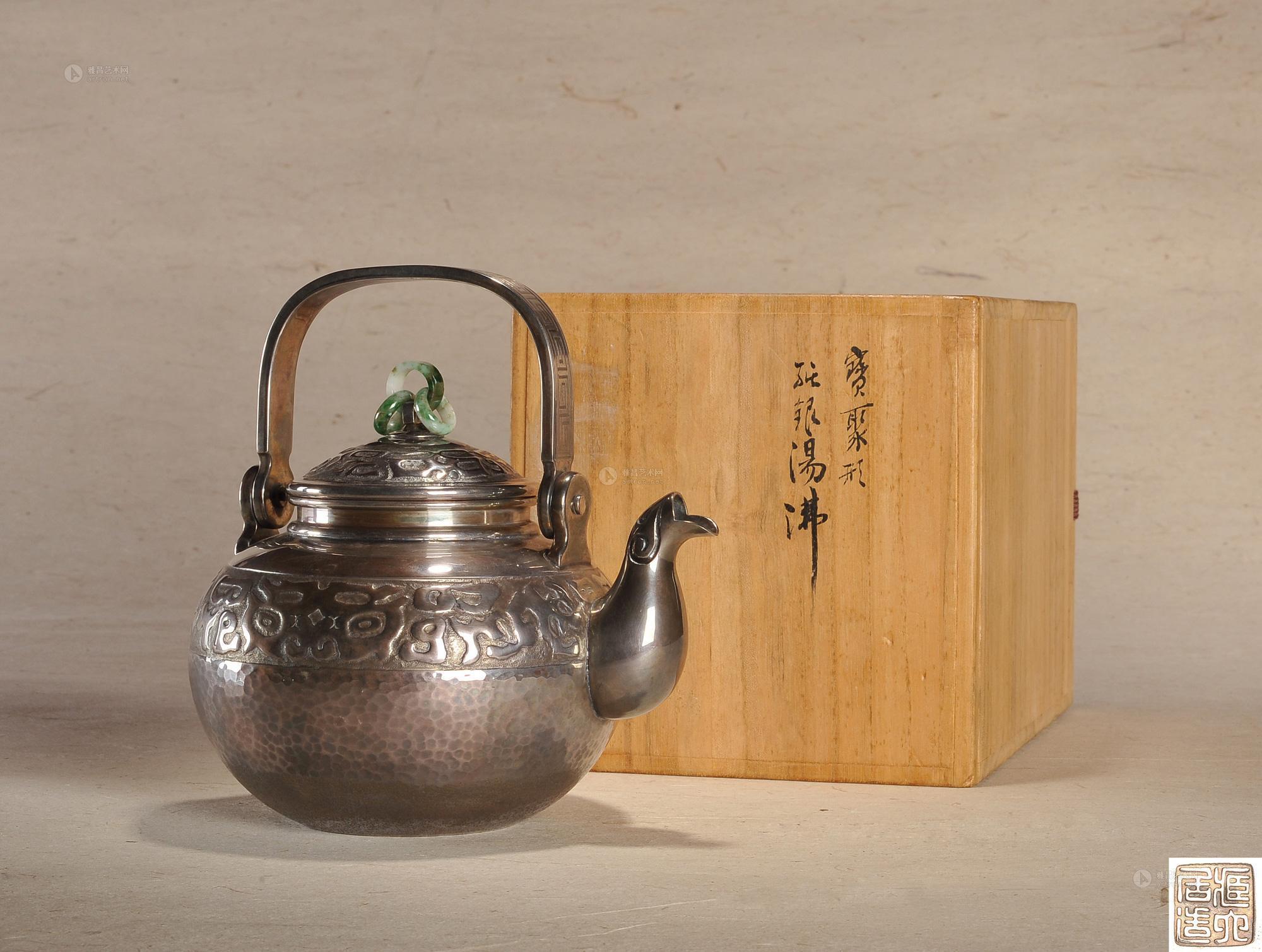 1036明治时期二代藏六造翠玉钮兽口饕餮纹银壶