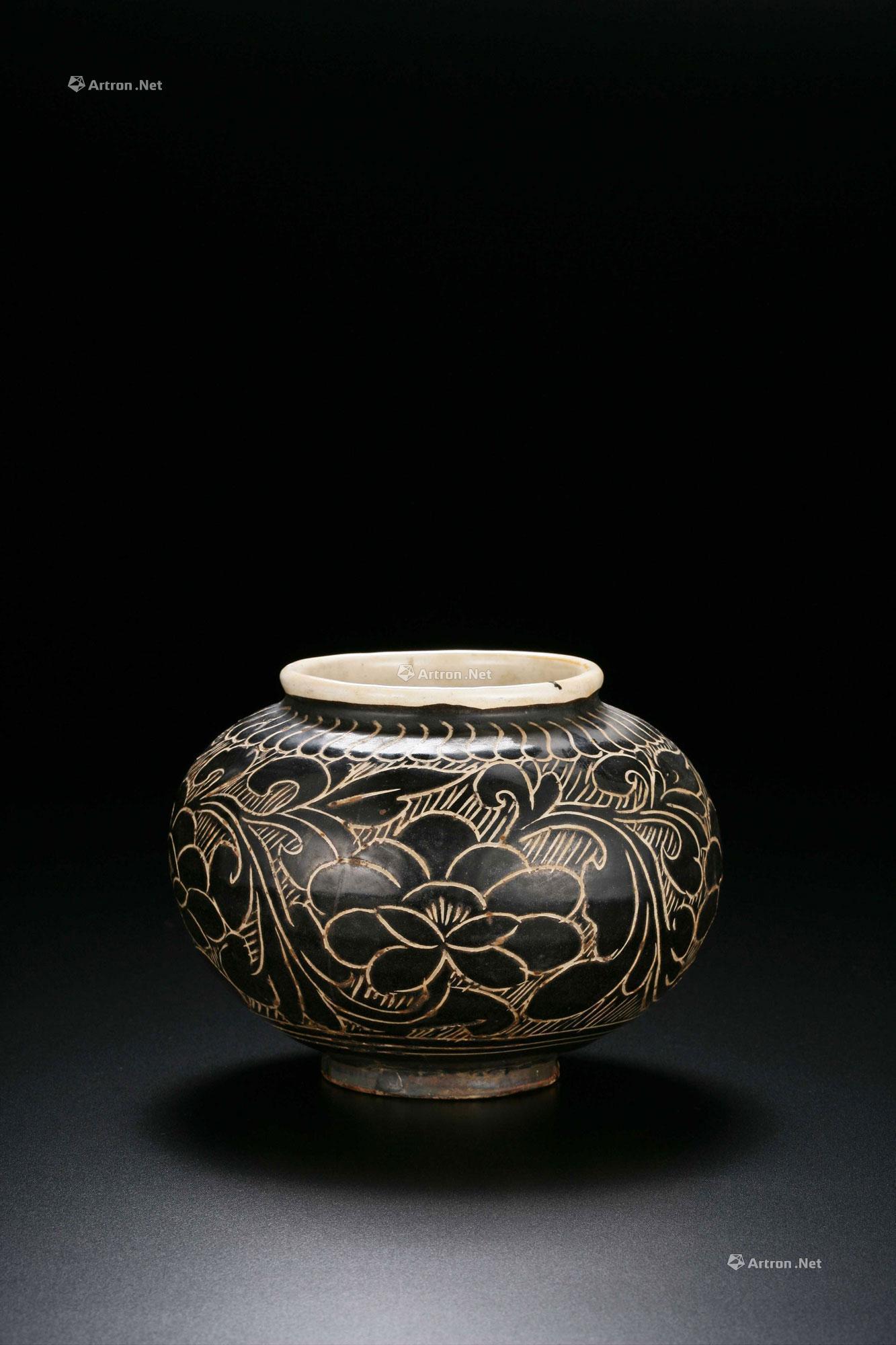 2172宋磁州窑黑釉刻牡丹纹罐
