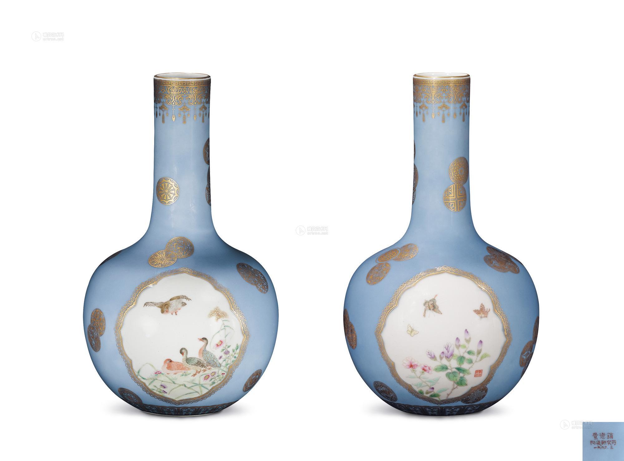 00461962年壬寅年刘仲卿天青釉描金双面开光粉彩花鸟天球瓶