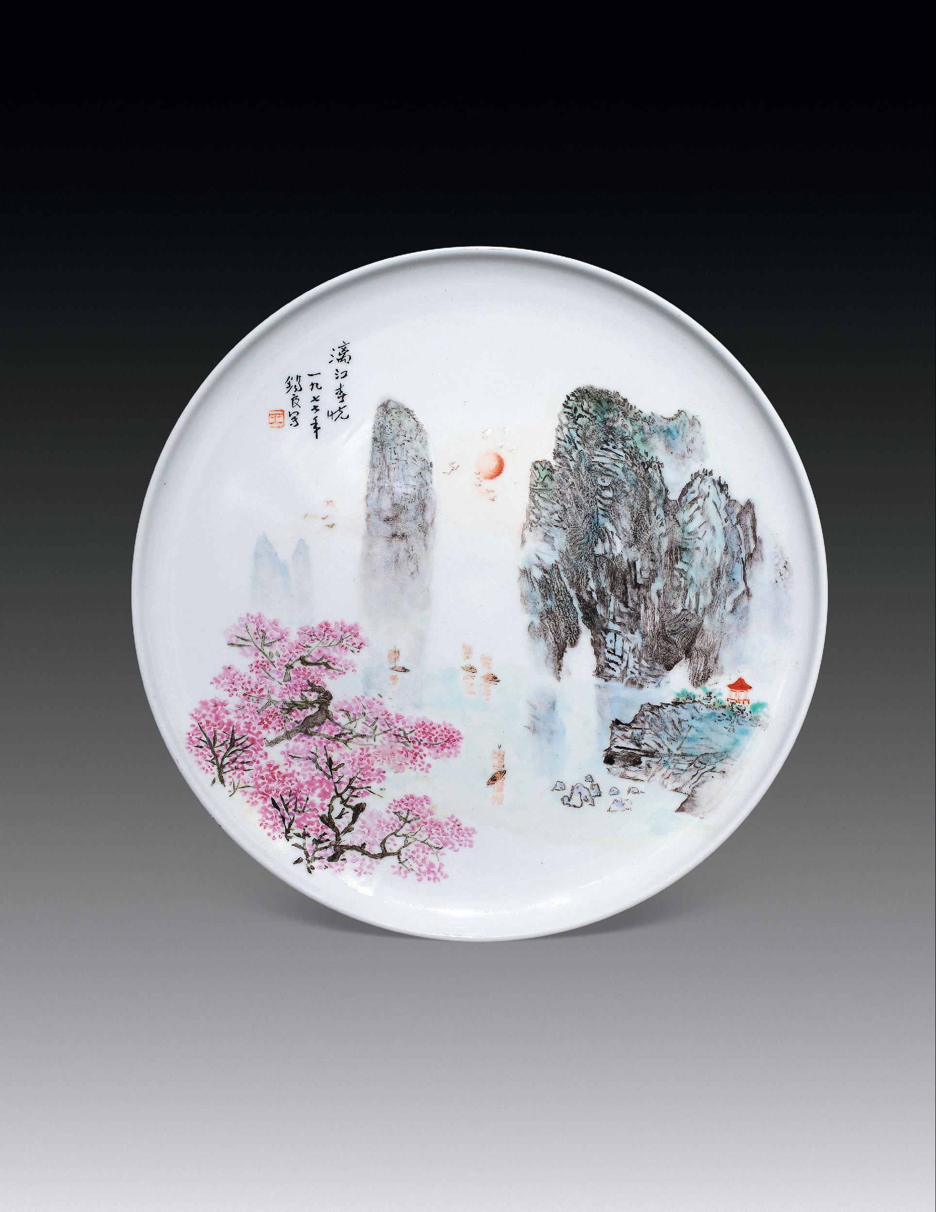 78041977年王锡良粉彩漓江春晓盘