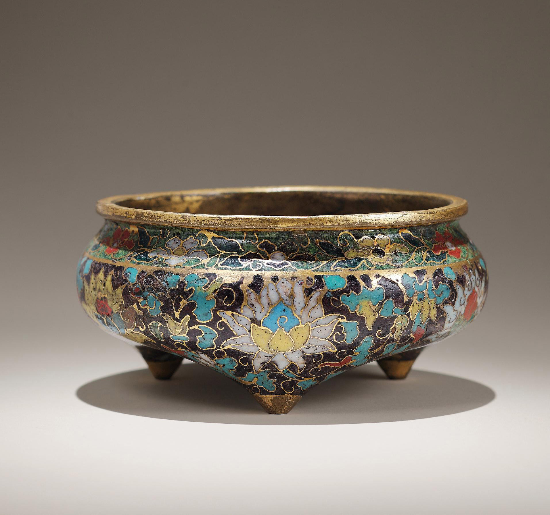 7933明15世纪早期铜胎掐丝珐琅缠枝花卉鬲式炉