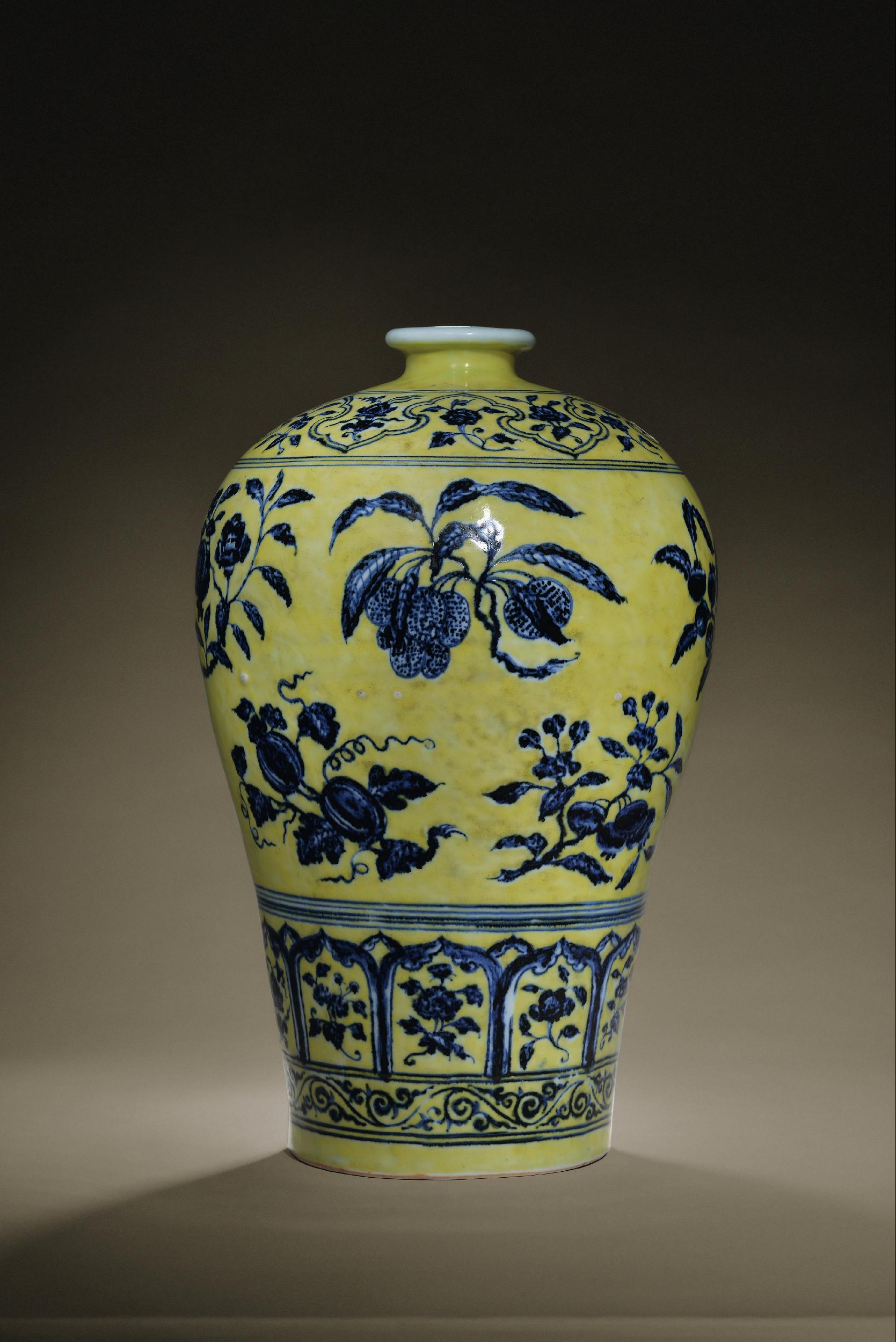 8002明永乐青花如意垂肩折枝花果纹梅瓶