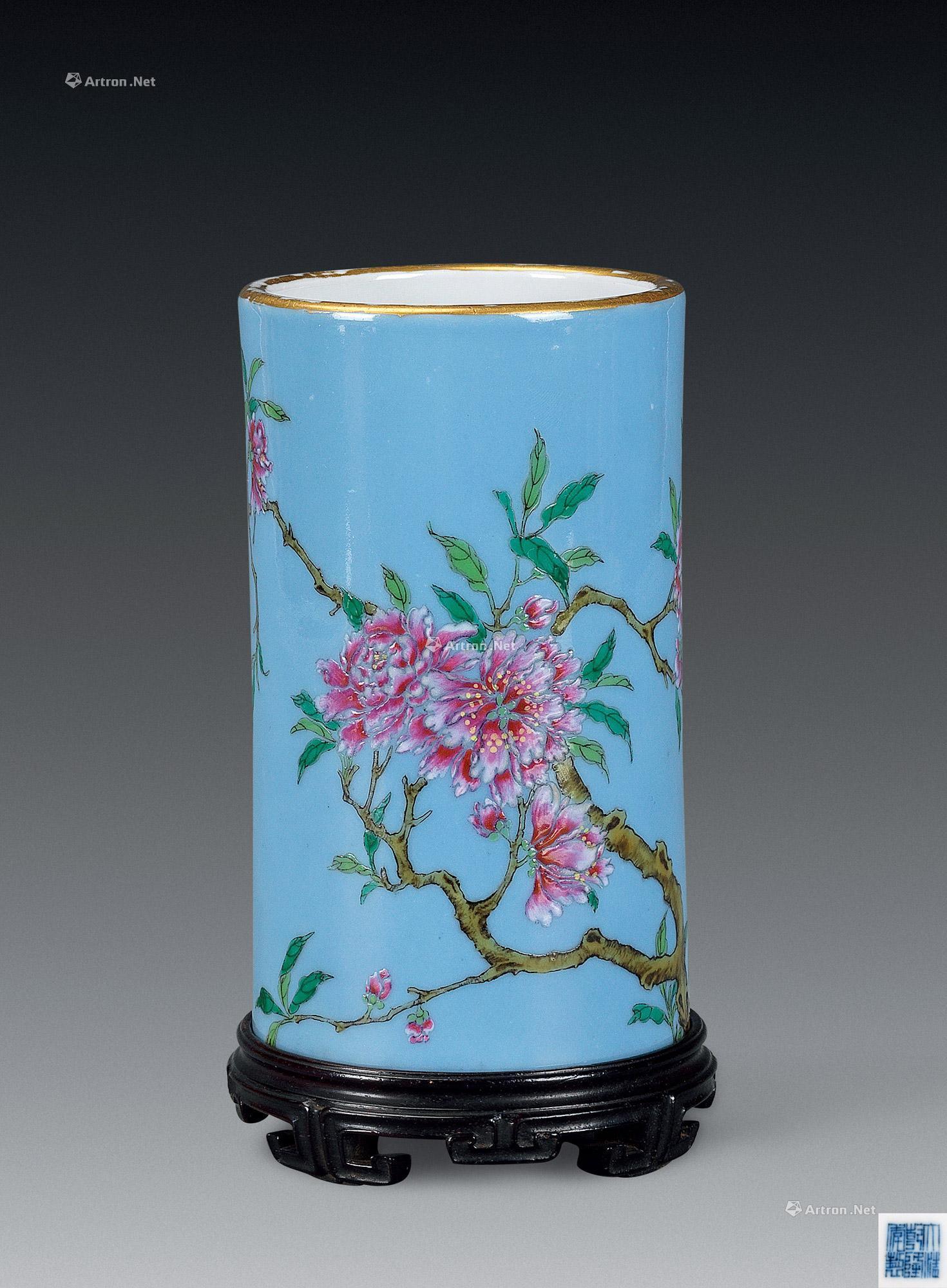 2055清粉彩花卉纹笔筒