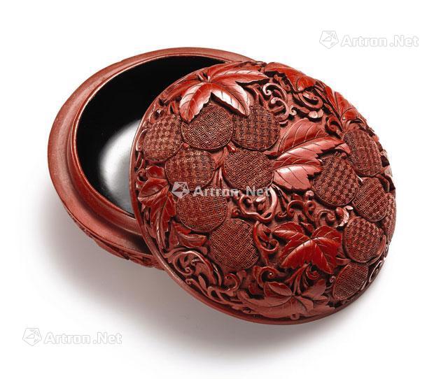 3766 清十八世纪 剔红缠枝葡萄石榴纹香盒