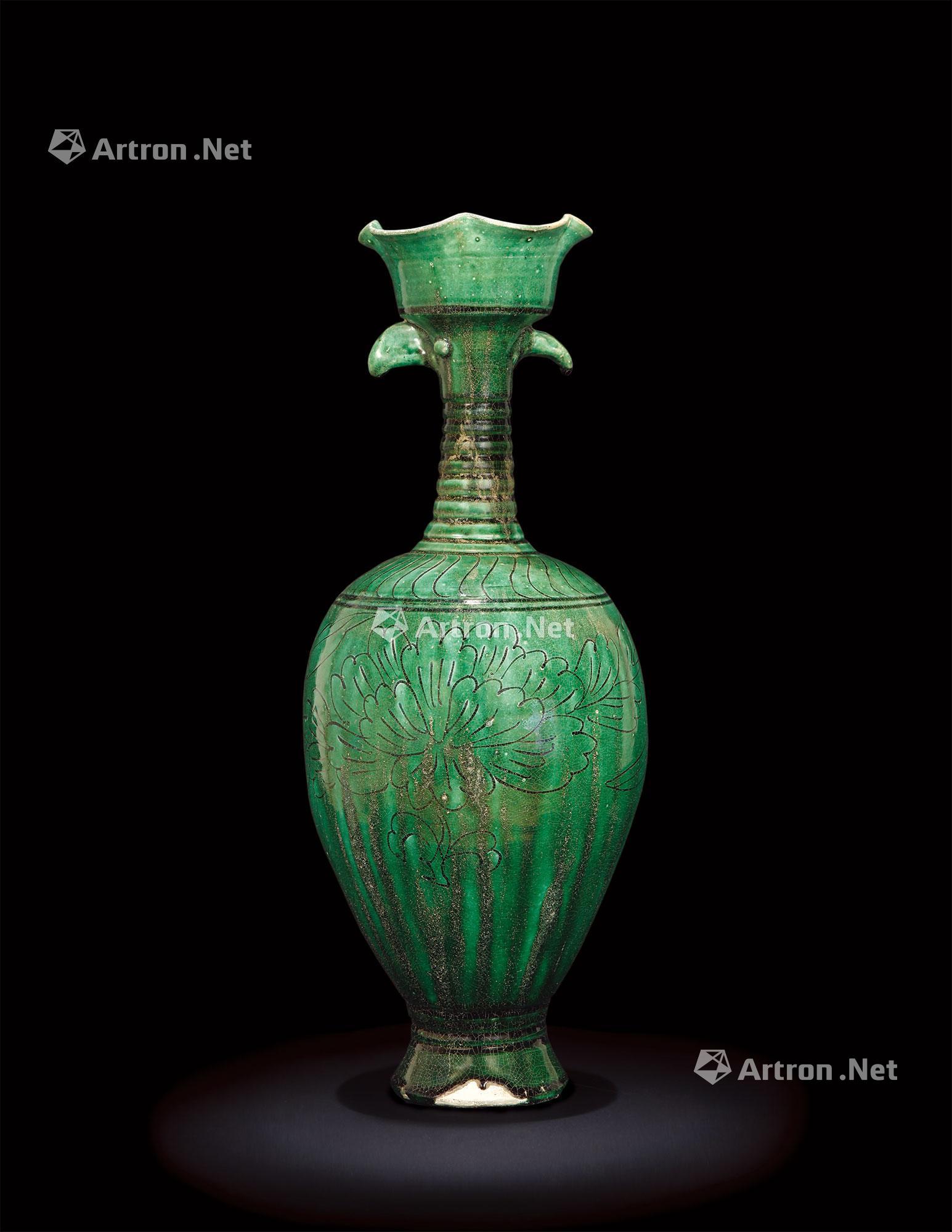 0811 辽 绿釉刻花纹凤首瓶