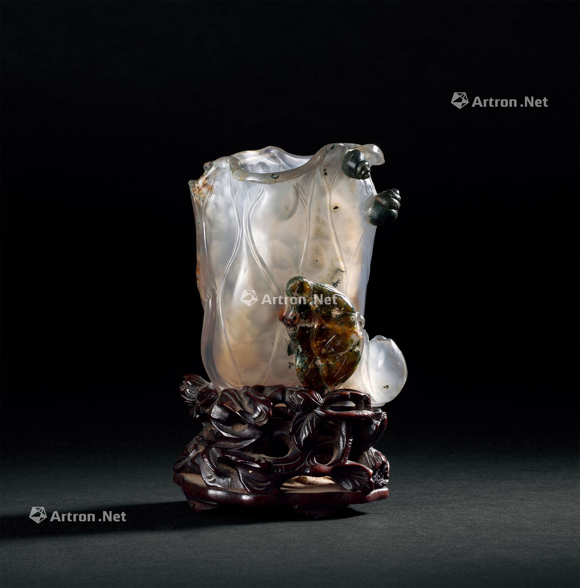 0297 清 玛瑙巧雕"荷塘清趣"纹花插