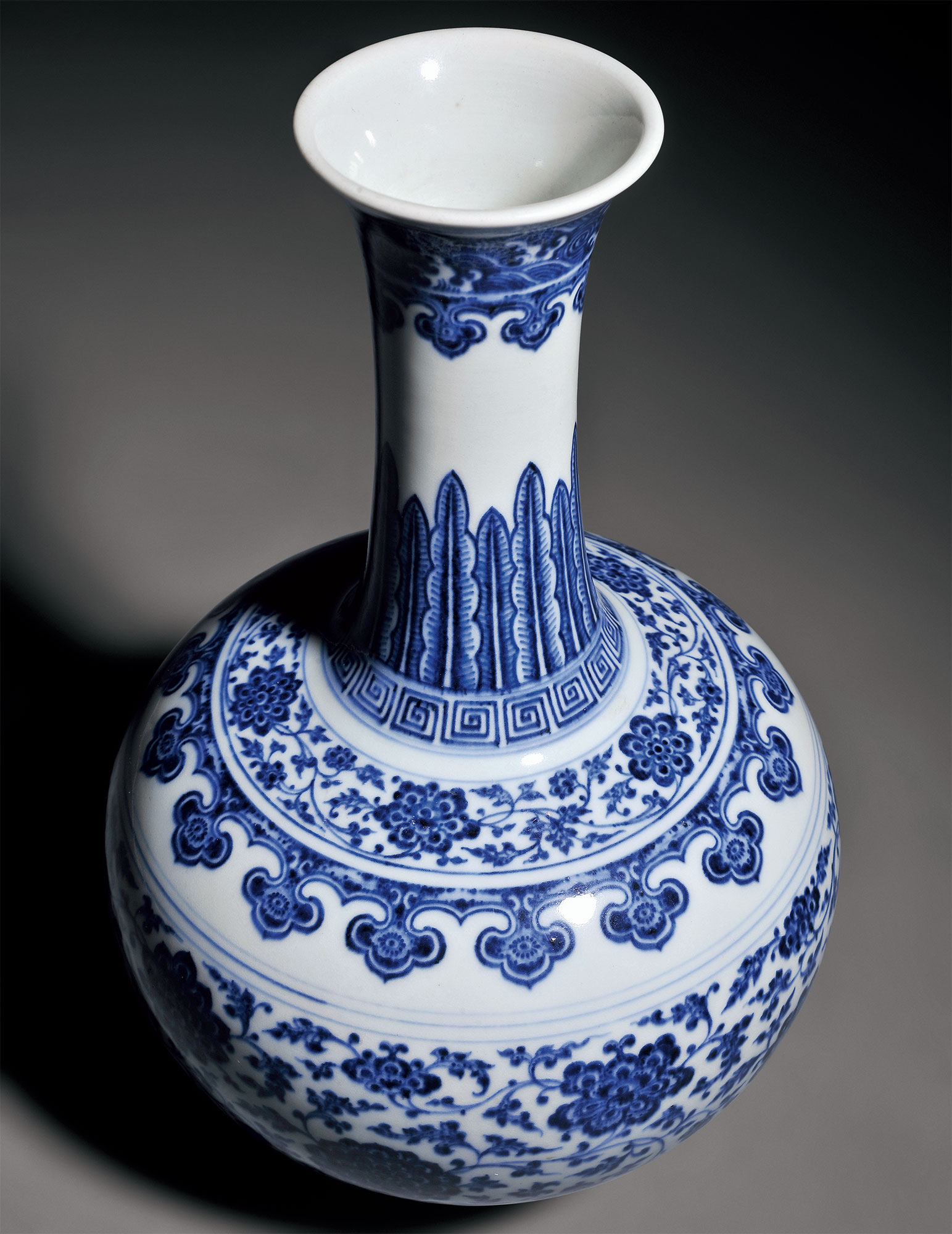 2324 清乾隆 青花缠枝莲纹赏瓶