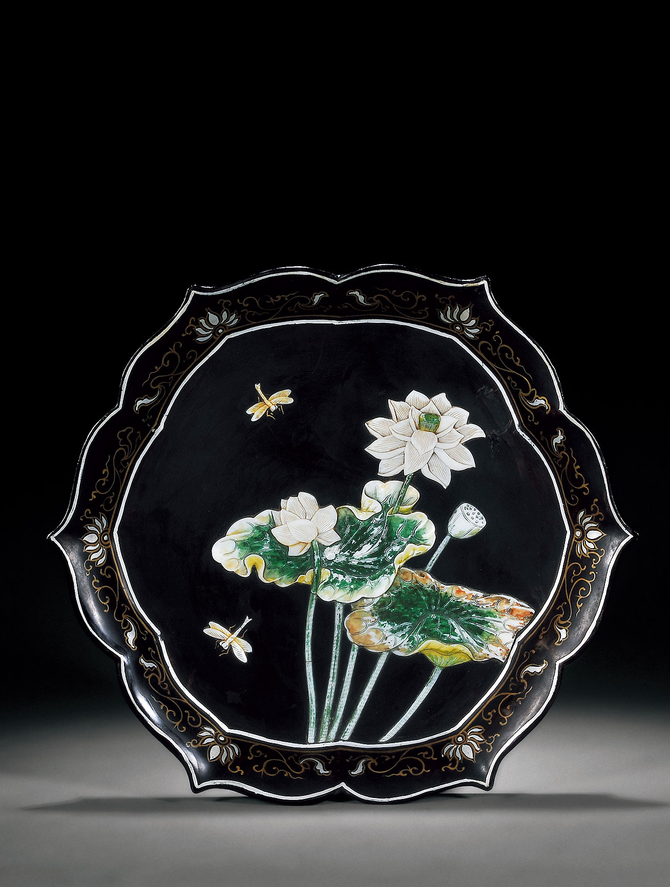 3003清黑漆彩绘嵌螺钿荷塘图菱口盘