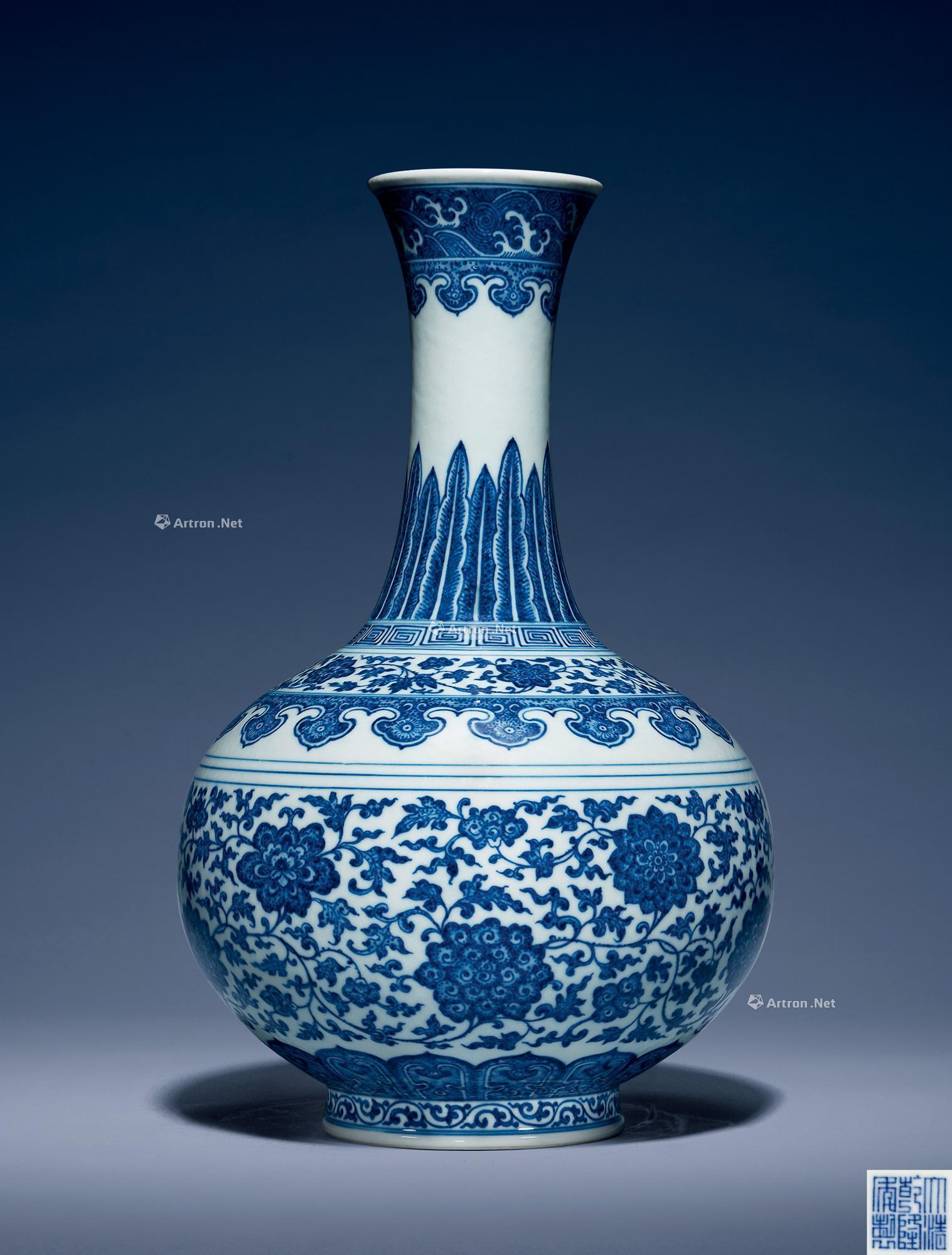 3235清乾隆青花缠枝花卉纹天球瓶