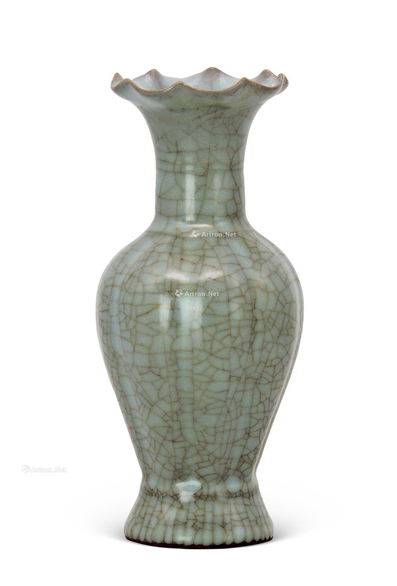 0963宋官窑瓜棱葵口瓶