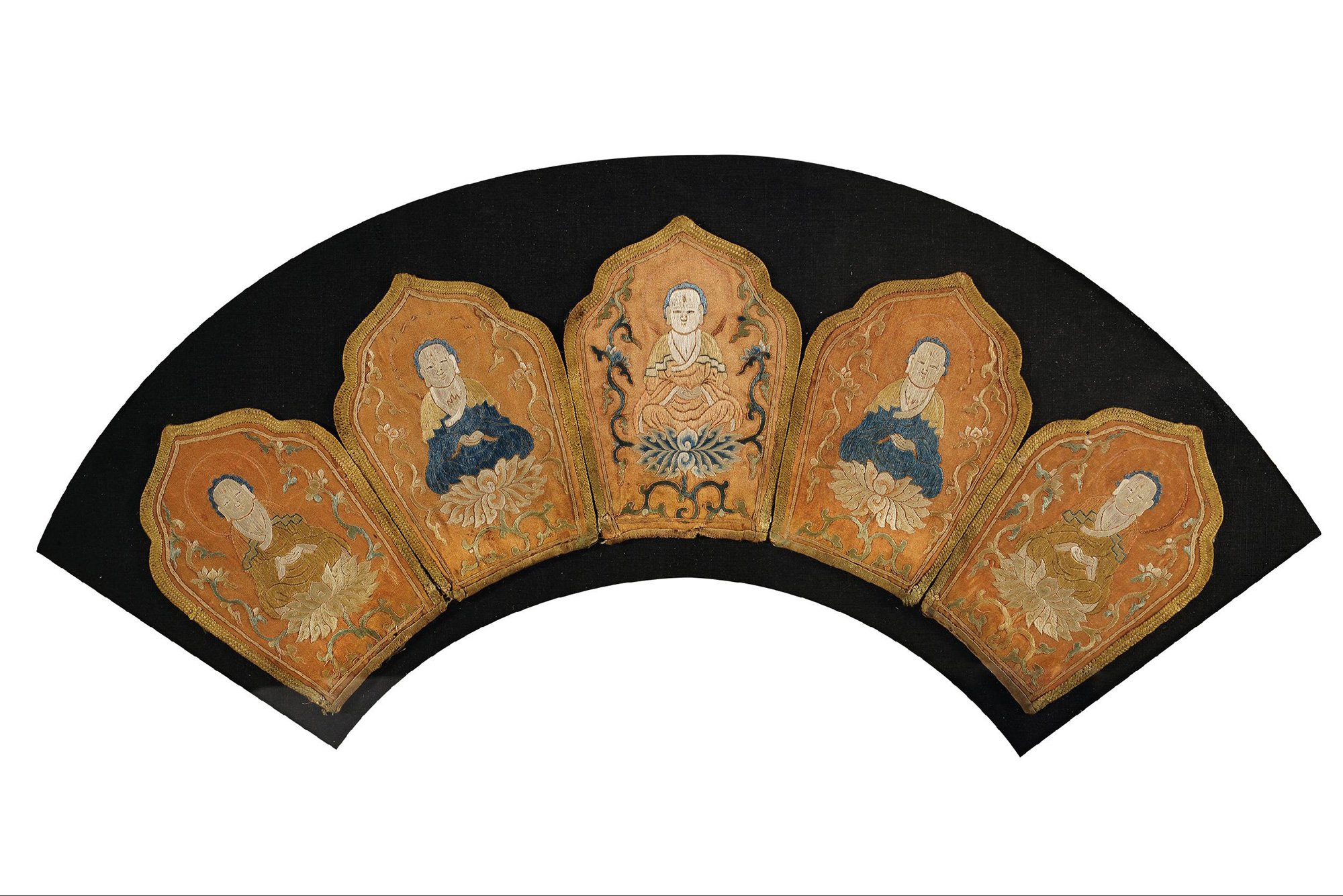 8486 清 黄色缎绣法冠