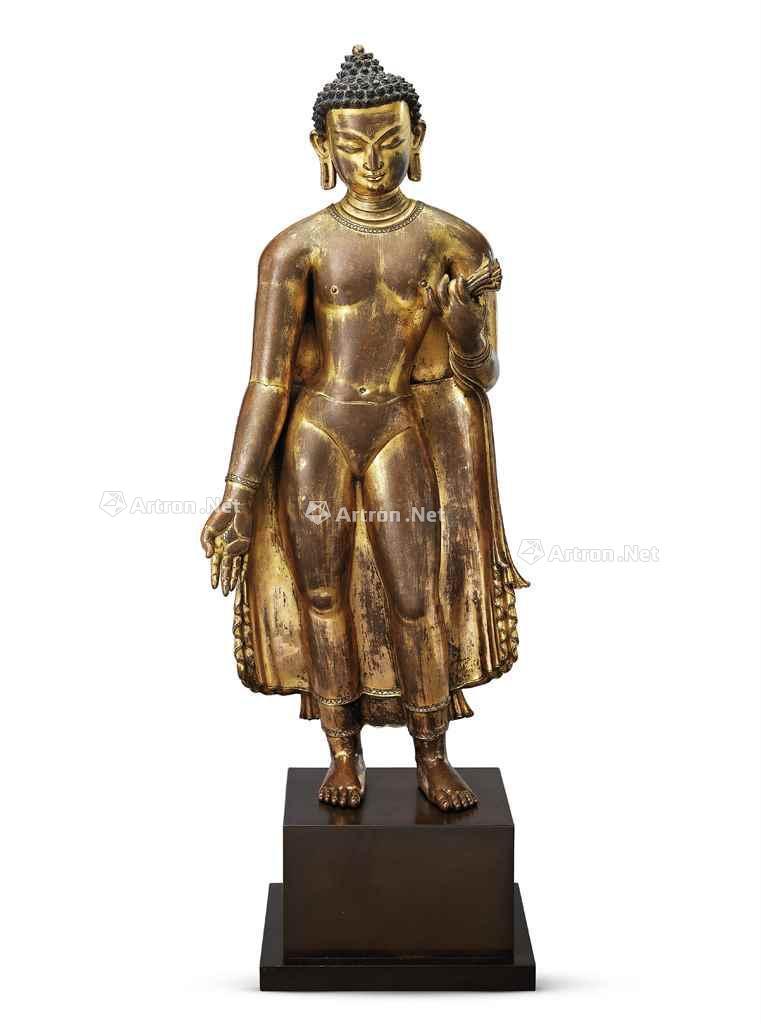 2902尼泊尔马拉王朝早期13世纪鎏金铜释迦牟尼佛立像