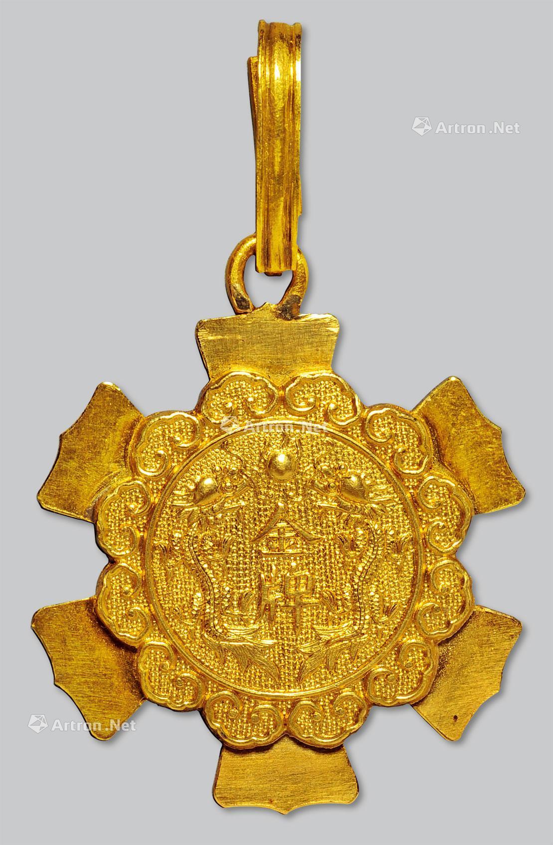 1625 清代勋章型双龙戏珠纹金牌一枚