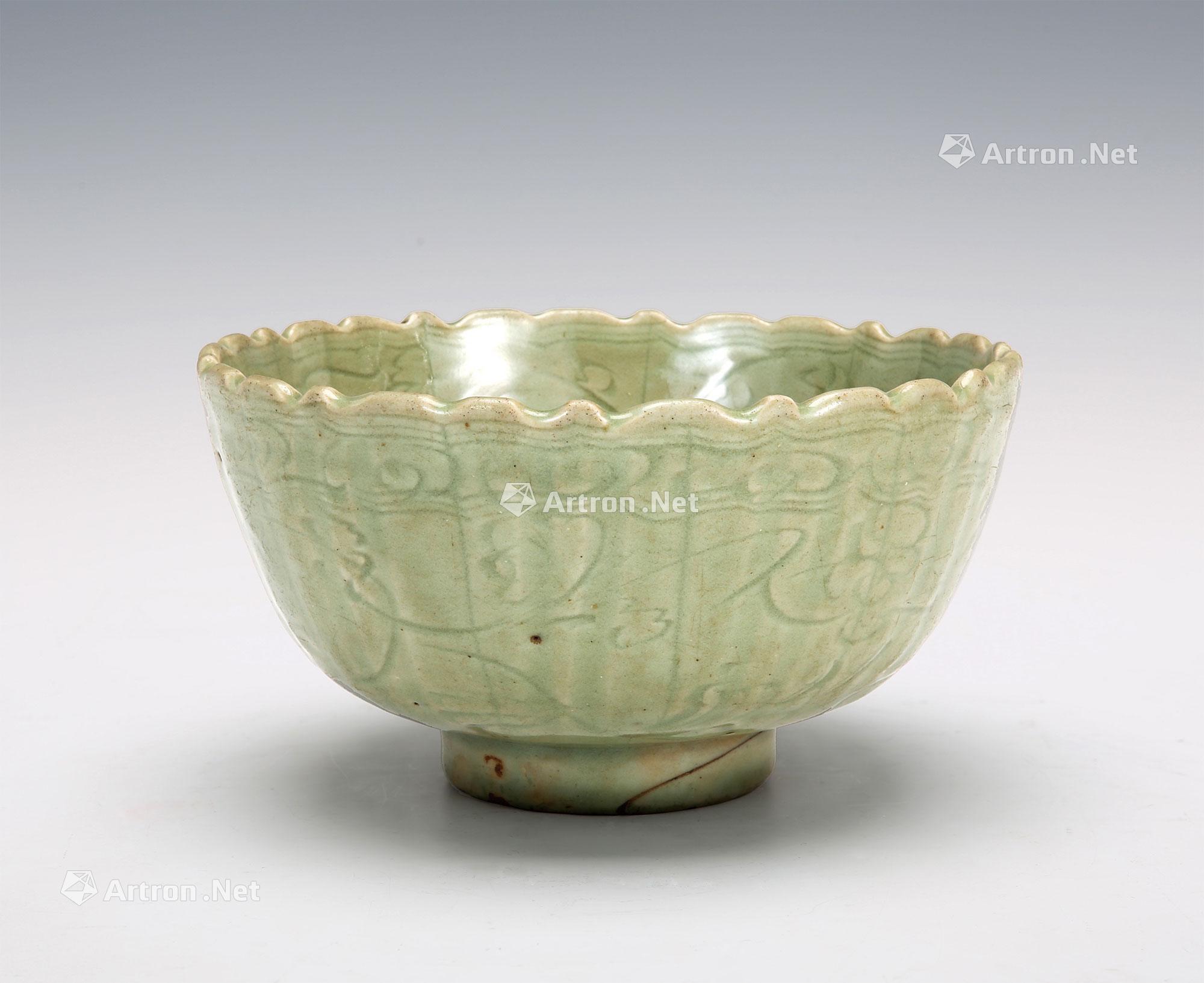 0568明青釉刻花莲口碗