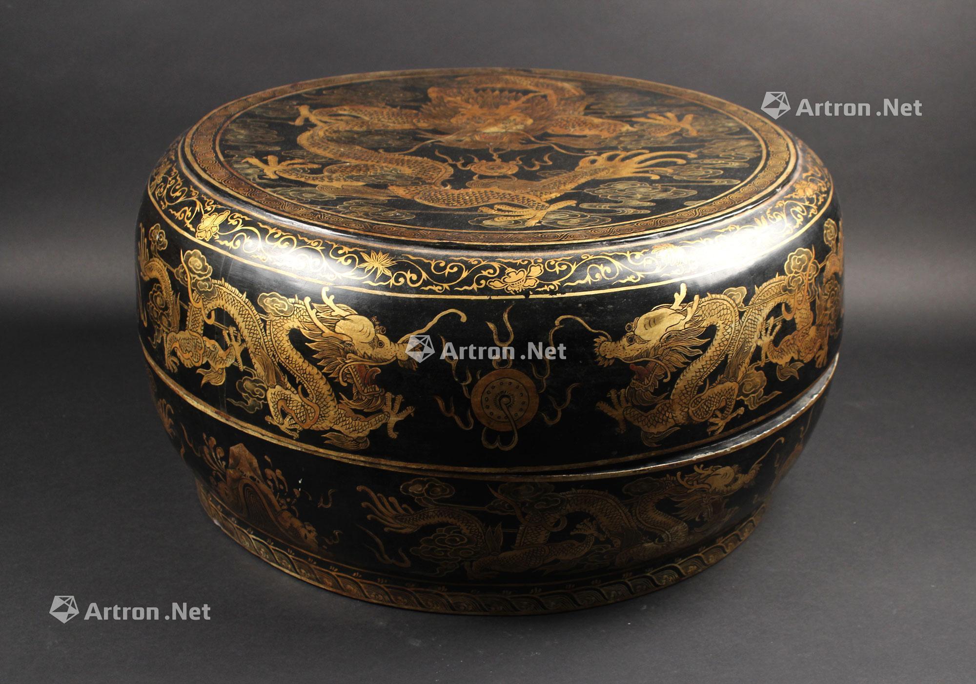 0081清代黑漆描金龙纹大捧盒