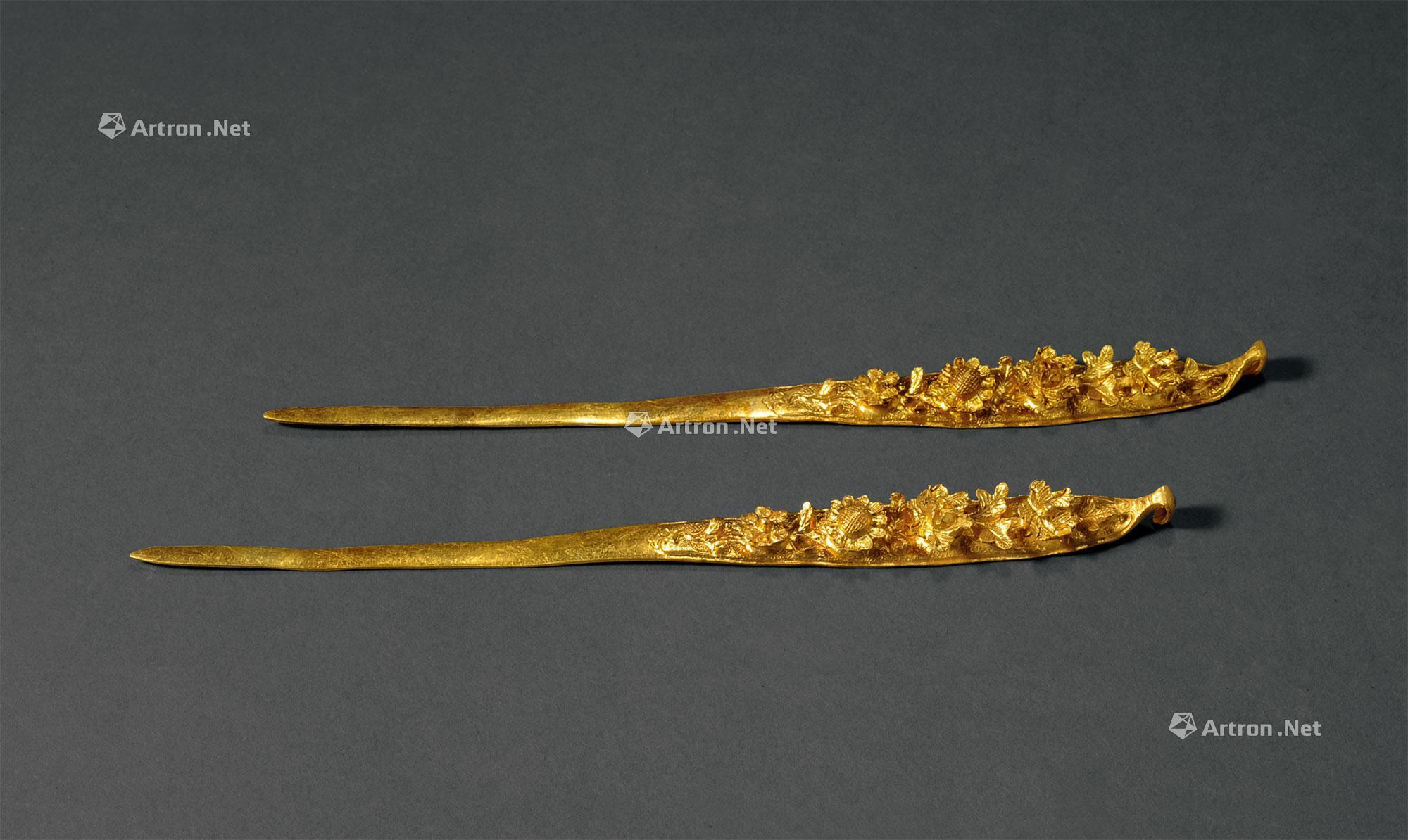 *1876 明代金质雕花卉扁发簪 (一对)