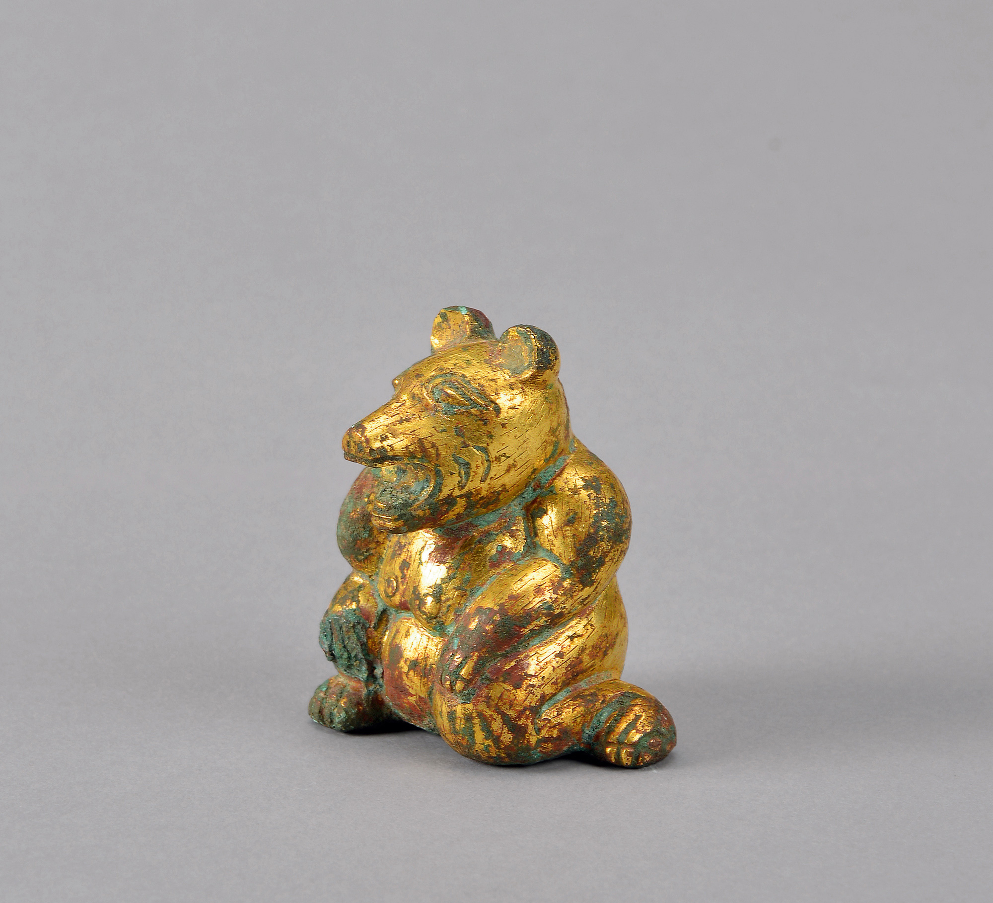 3104 汉 铜鎏金熊