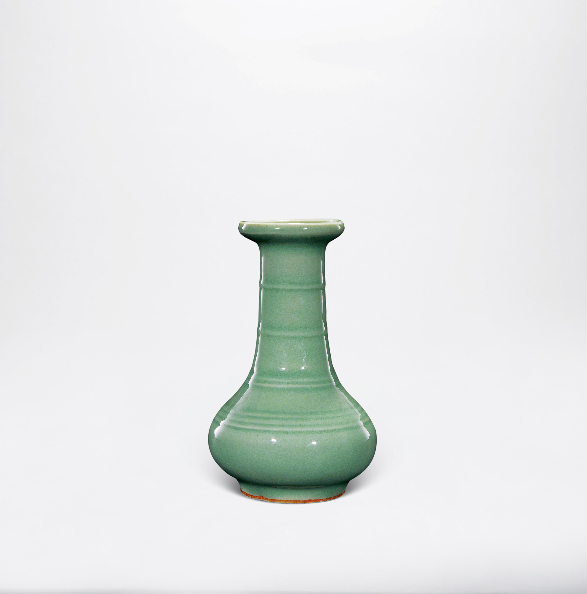 【明 龙泉窑旋纹瓶】拍卖品_图片_价格_鉴赏_明代单色釉瓷器_雅昌艺术