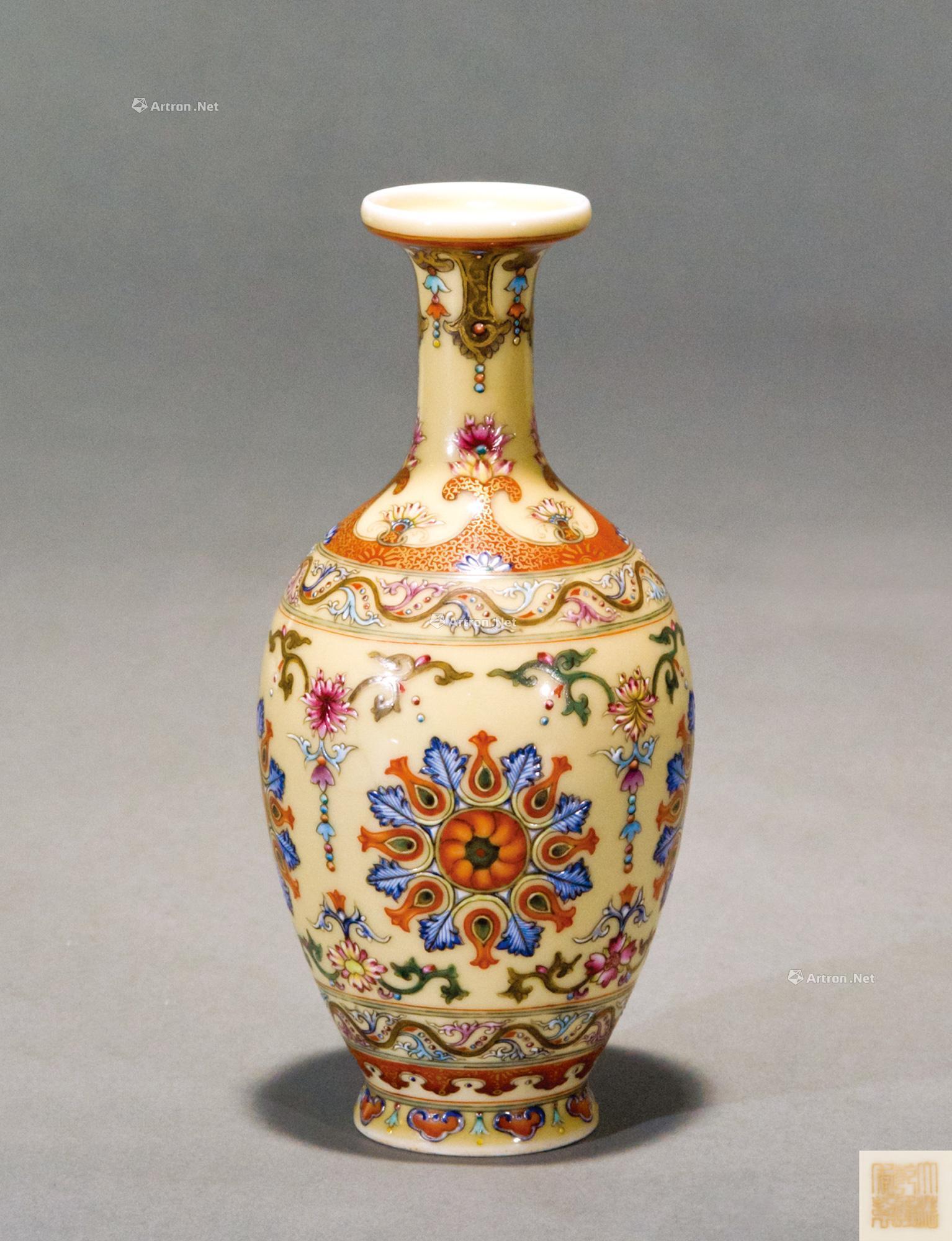 0076清乾隆珐琅彩花卉纹瓶