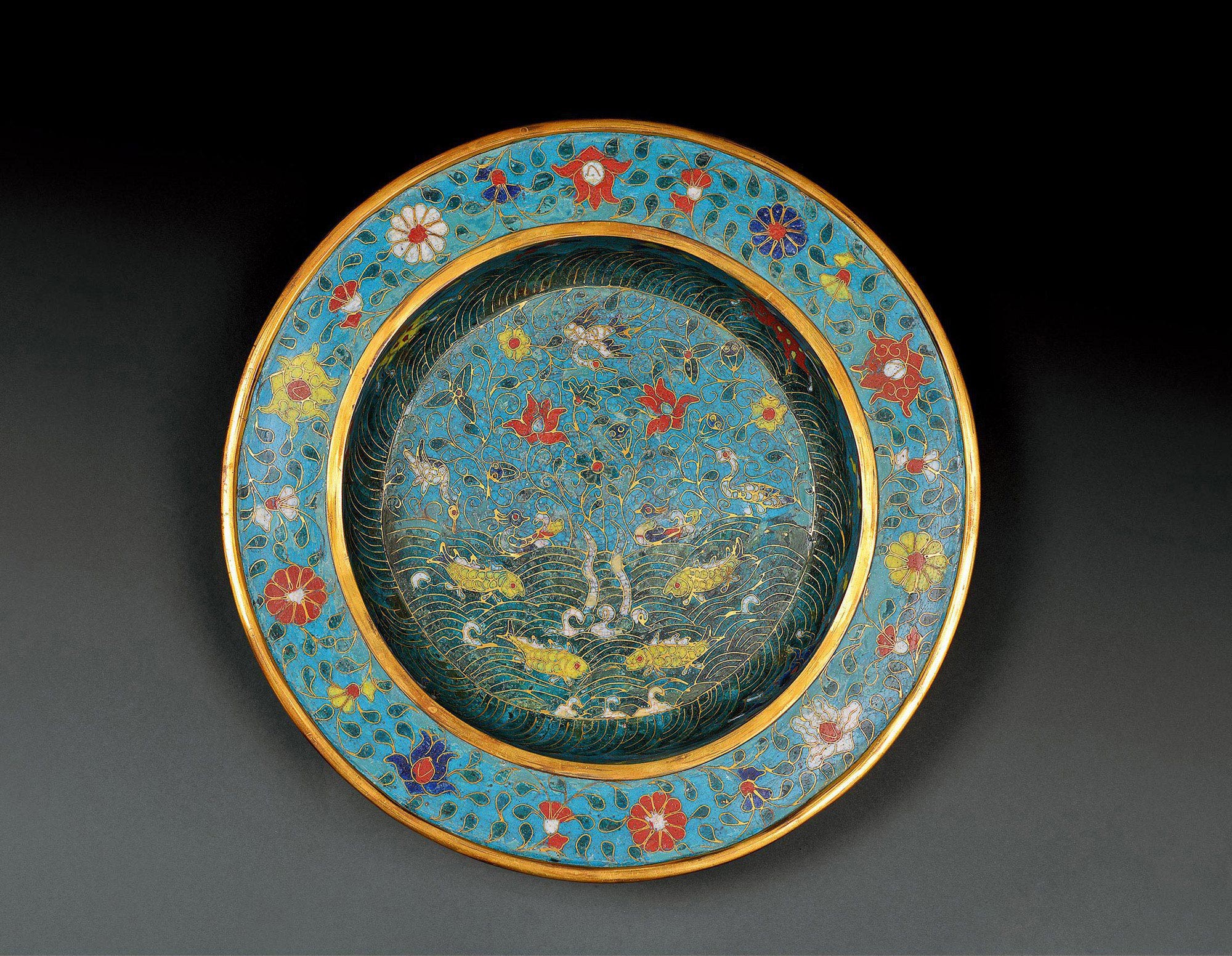 9389明晚期铜胎掐丝珐琅狮子鲤鱼纹盘