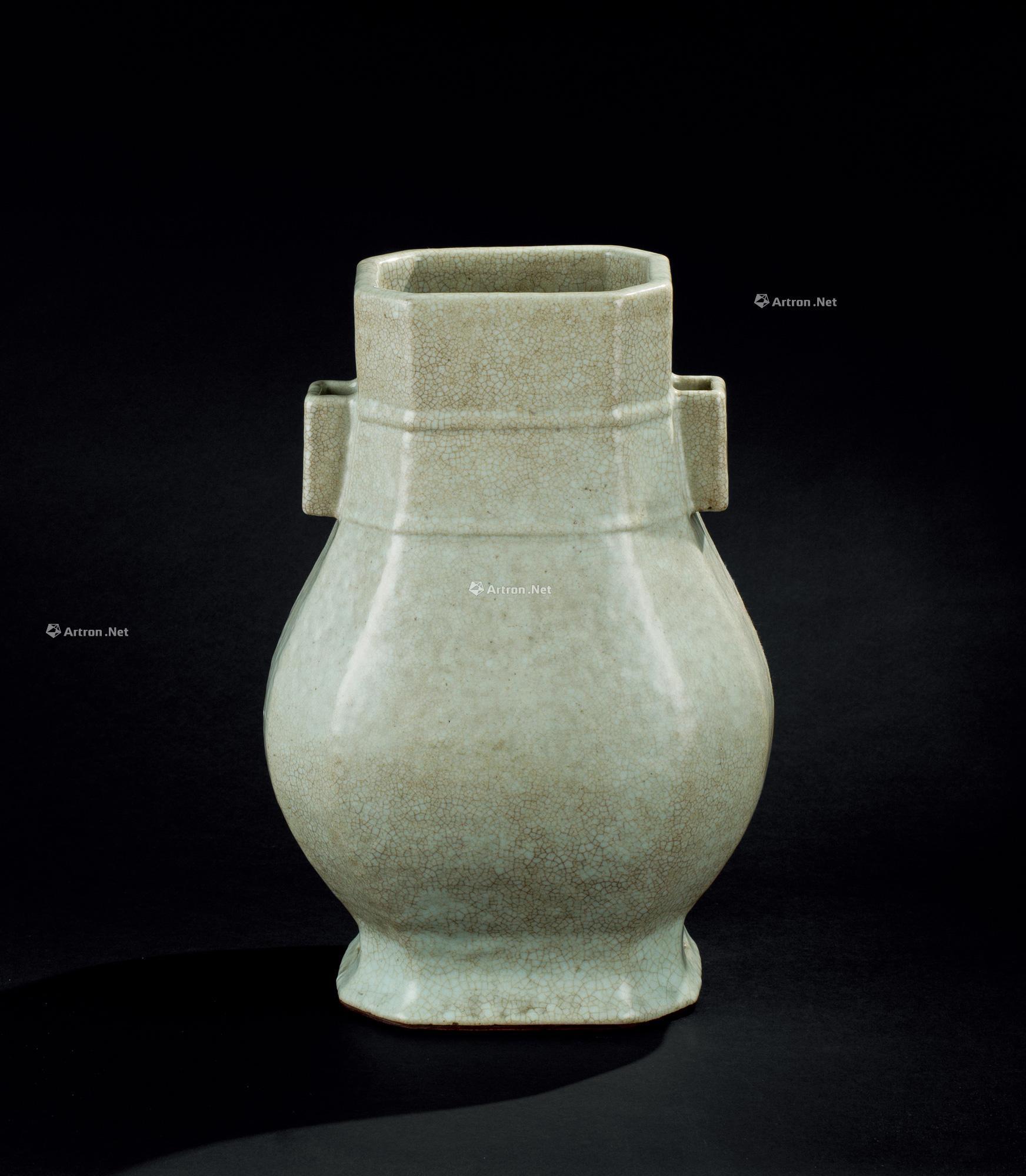 0191 清乾隆(1736-1795) 仿汝窑八方穿带瓶