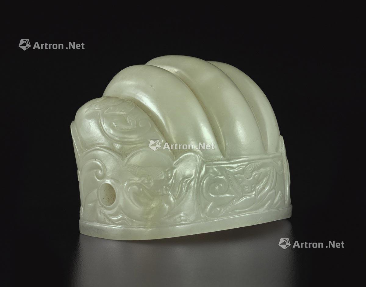 0743 十七～ 十八世纪 灰白玉雕螭龙纹发冠