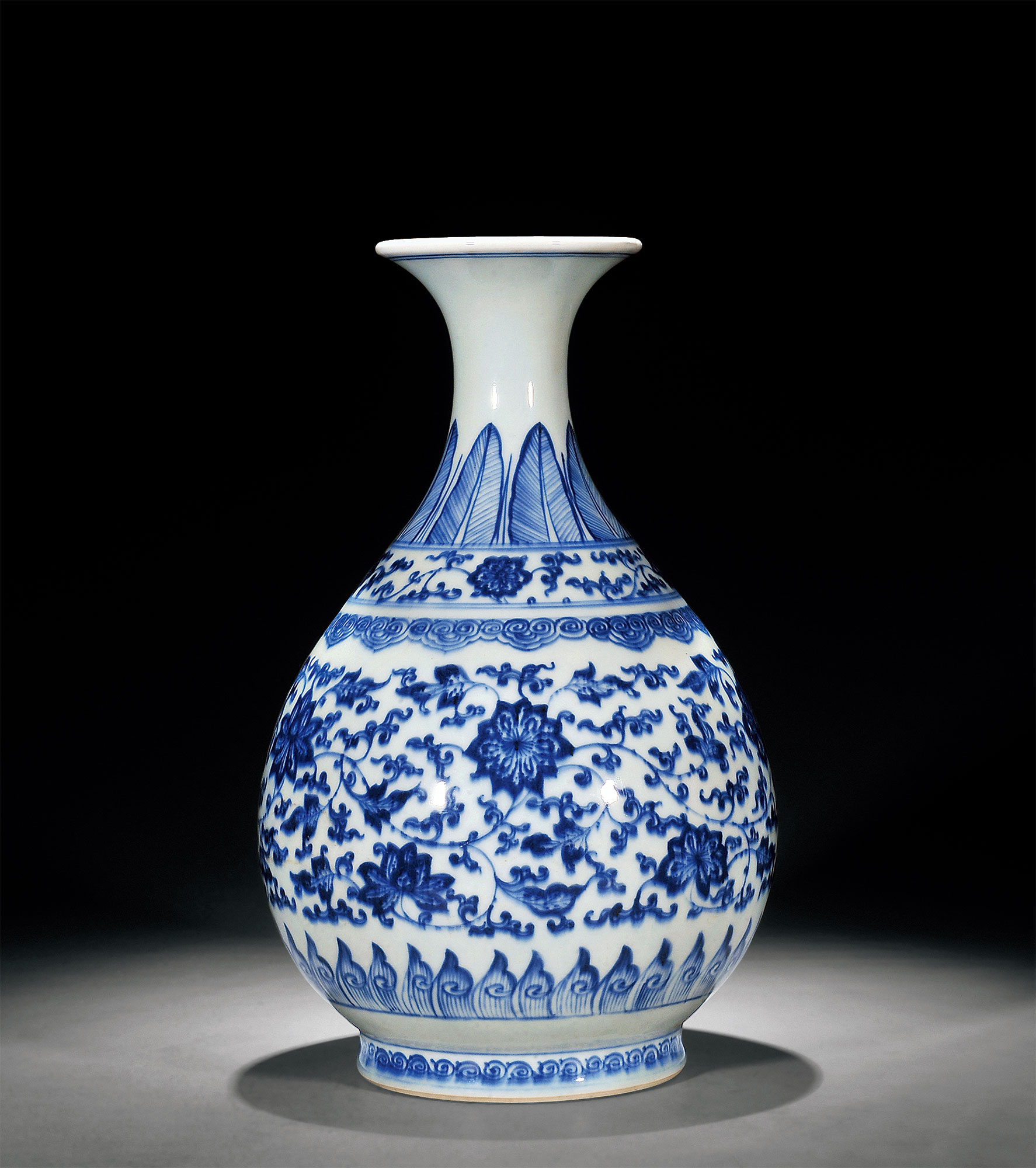 *3495 清雍正 青花缠枝莲纹玉壶春瓶