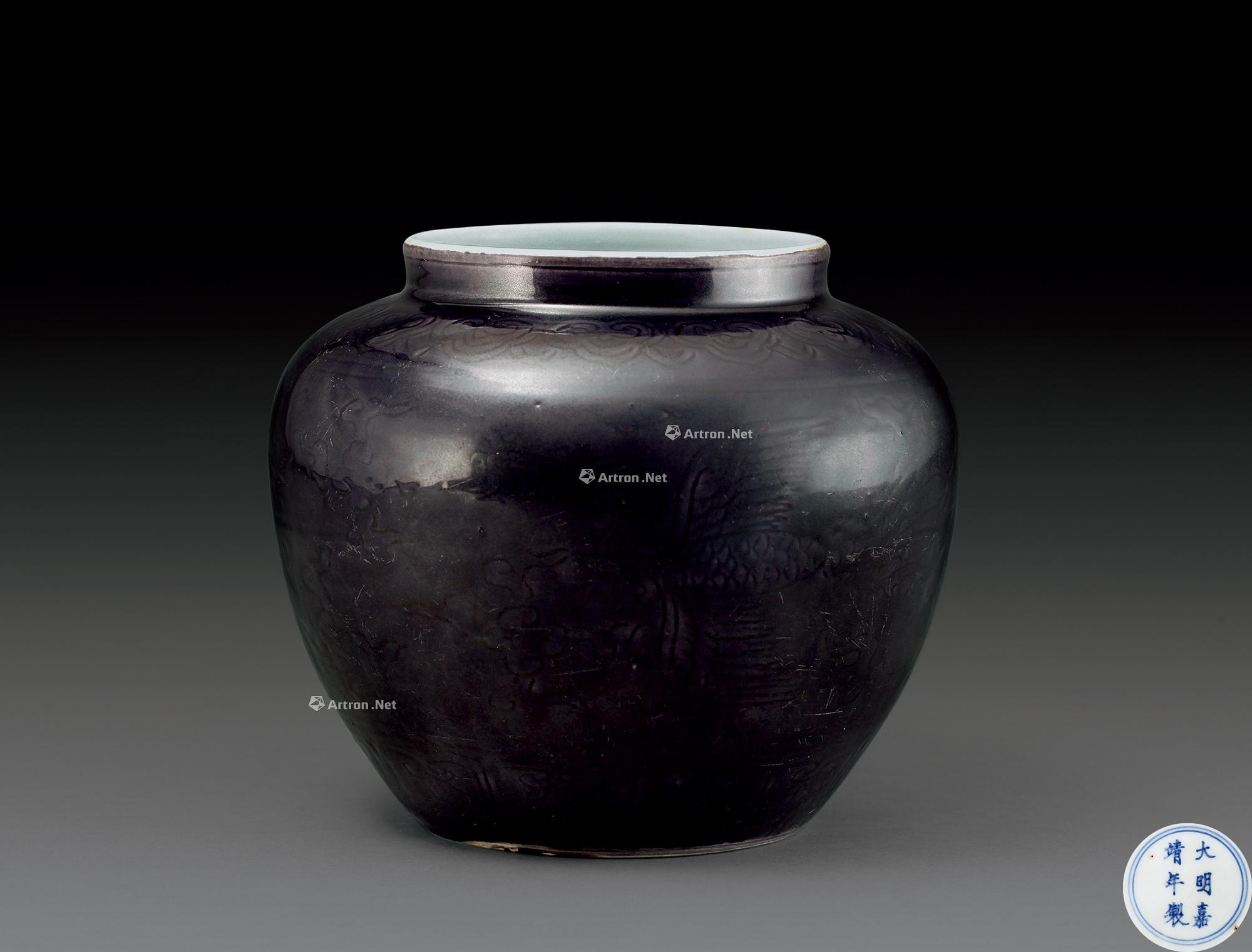 2429明嘉靖茄皮紫釉暗刻云凤纹罐