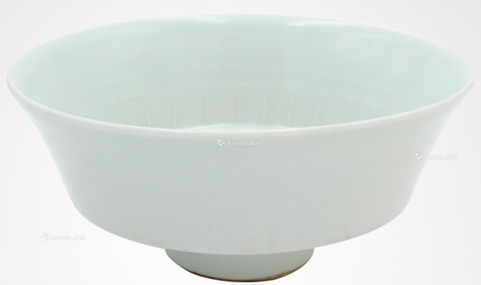 3473元枢府卵白釉龙纹折腹碗