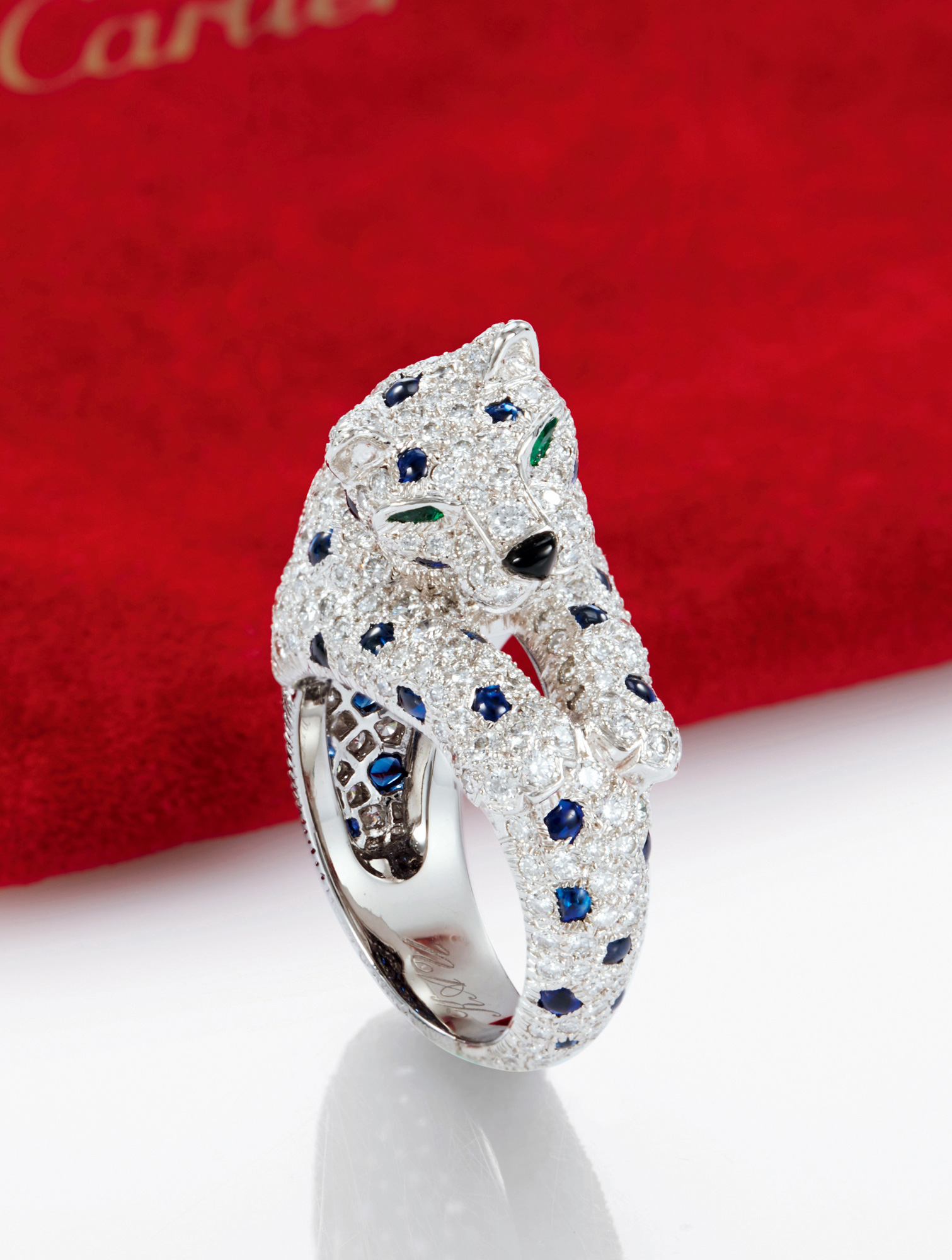 2044 卡地亚设计 钻石,蓝宝石配祖母绿及黑玛瑙「猎豹」造型戒指