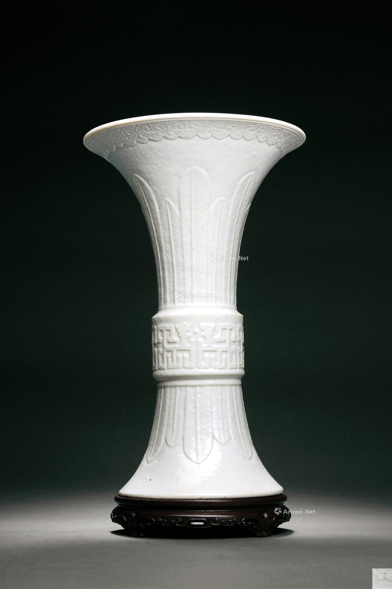 白釉雕夔龙蕉叶纹花觚】拍卖品_图片_价格_鉴赏_清代单色釉瓷器_雅昌