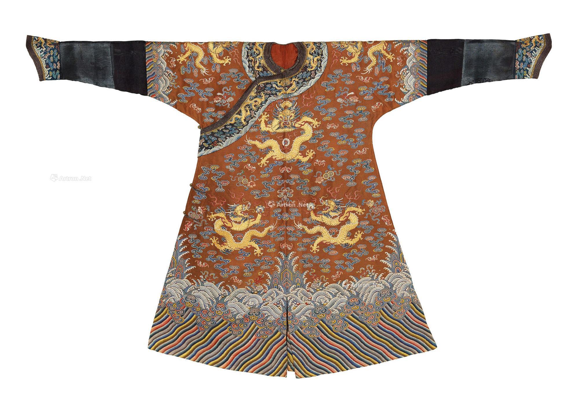 【清乾隆 绛色纱纳绣彩云金龙纹吉服】拍卖品_图片