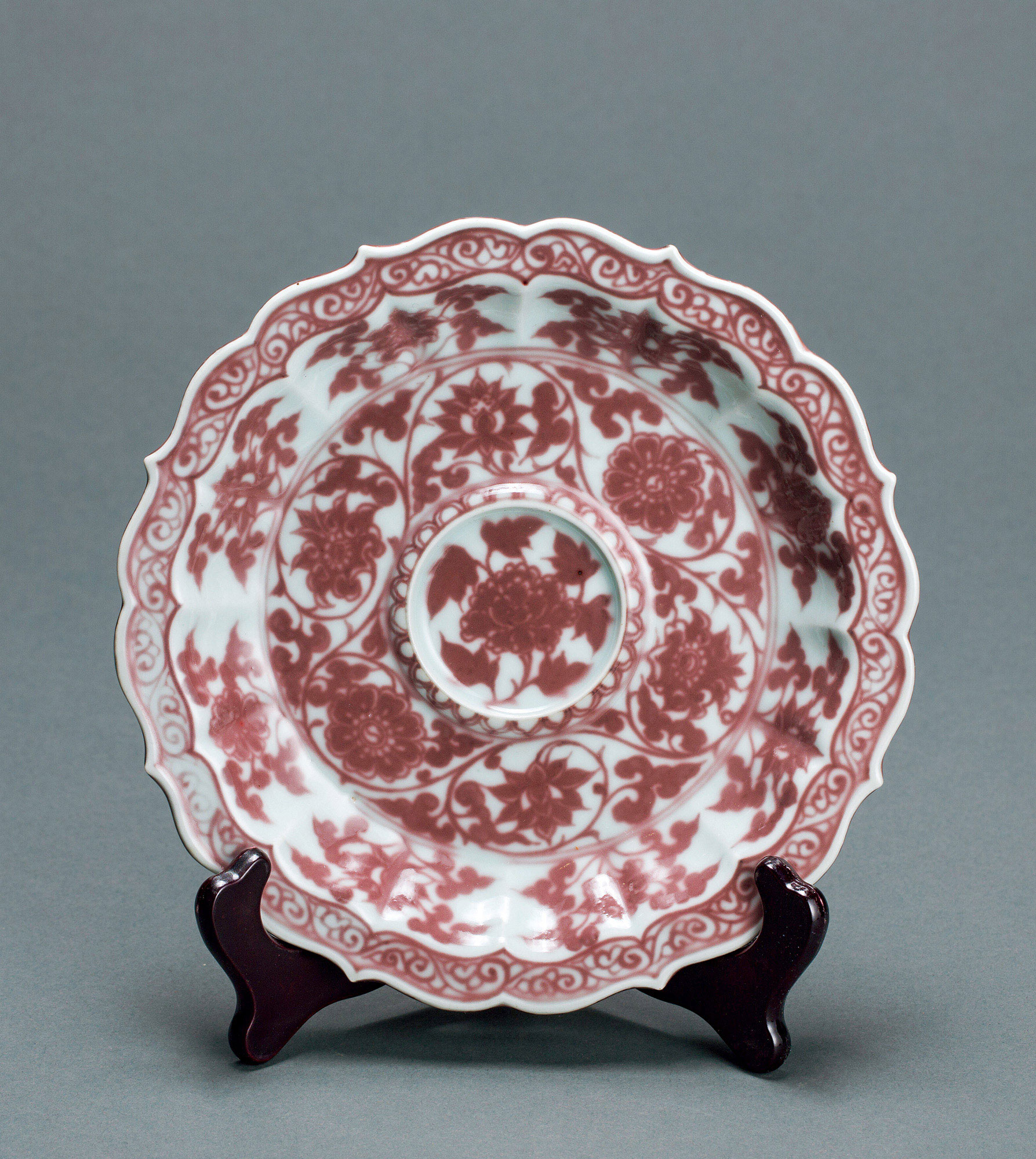 3600景德镇陶瓷馆1970年代后期仿洪武釉里红菱口盏托