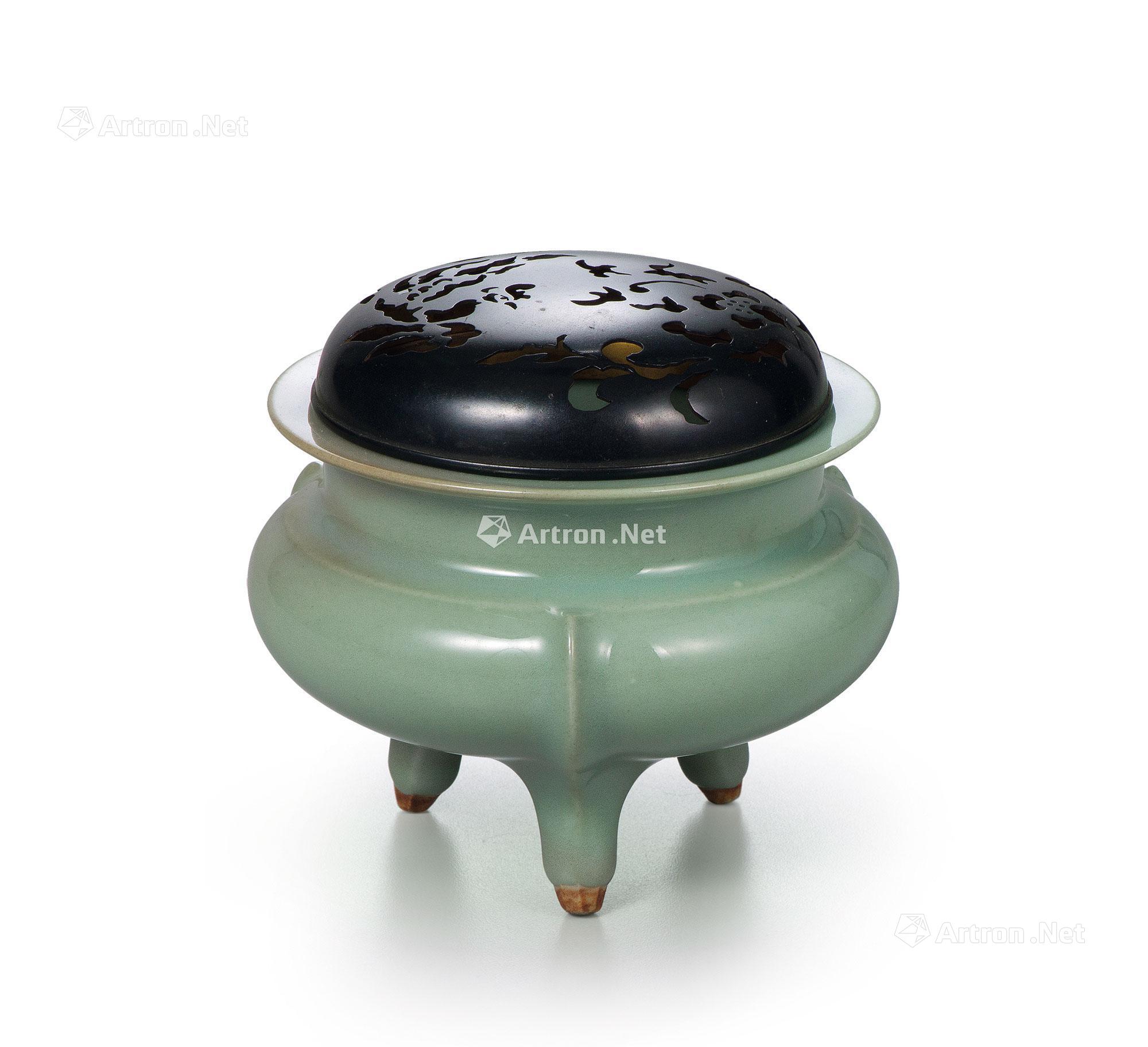 0210日本明治时期青瓷出戟三足香炉