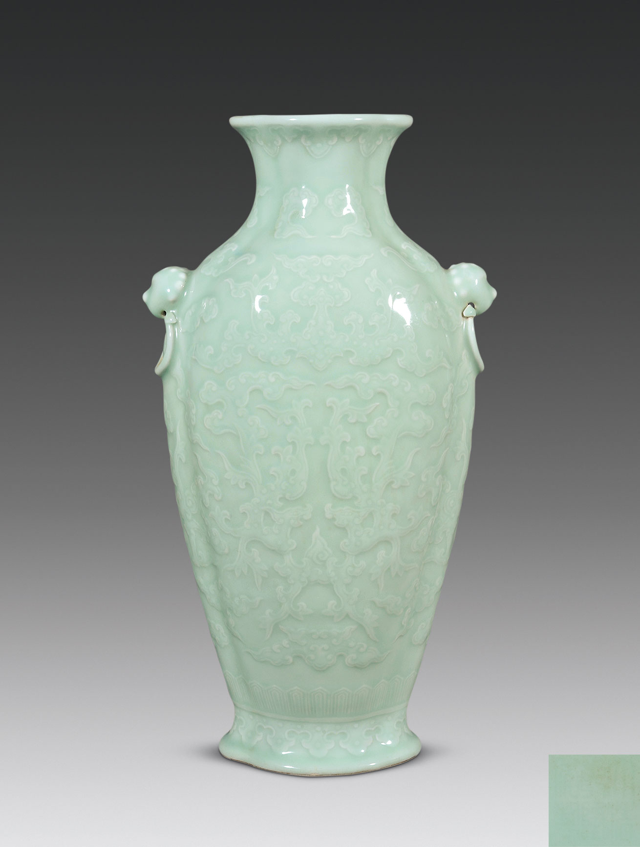 【清 青釉凸花夔凤纹海棠形狮耳衔环瓶】拍卖品_图片_价格_鉴赏_清代