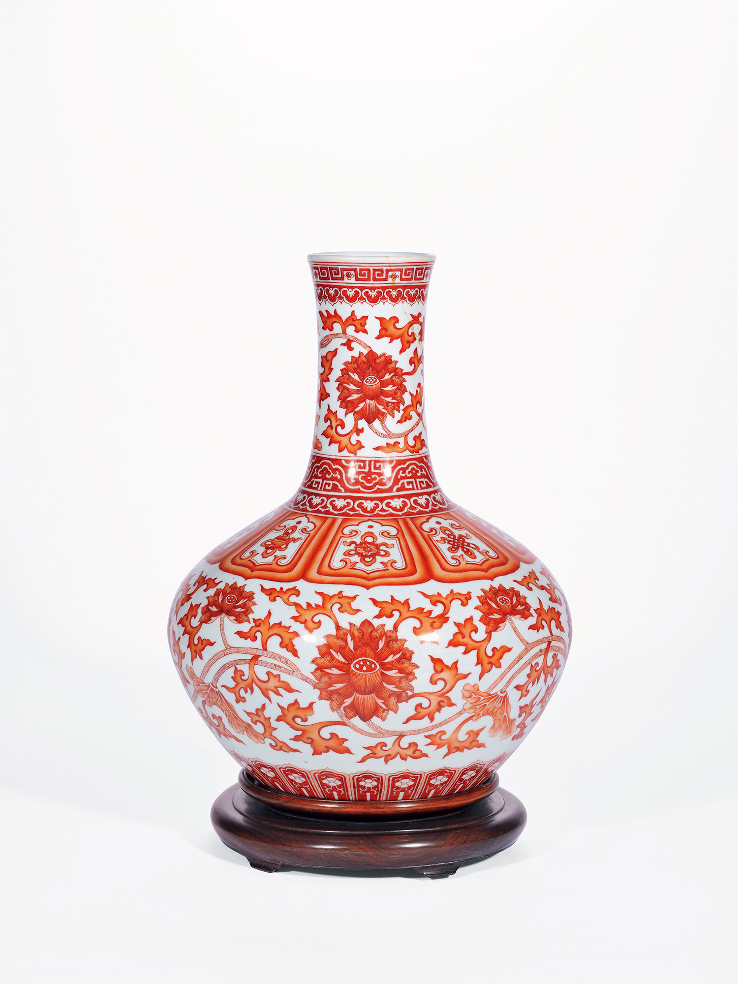 矾红缠枝莲纹天球瓶】拍卖品_图片_价格_鉴赏_清代其它彩釉瓷器_雅昌