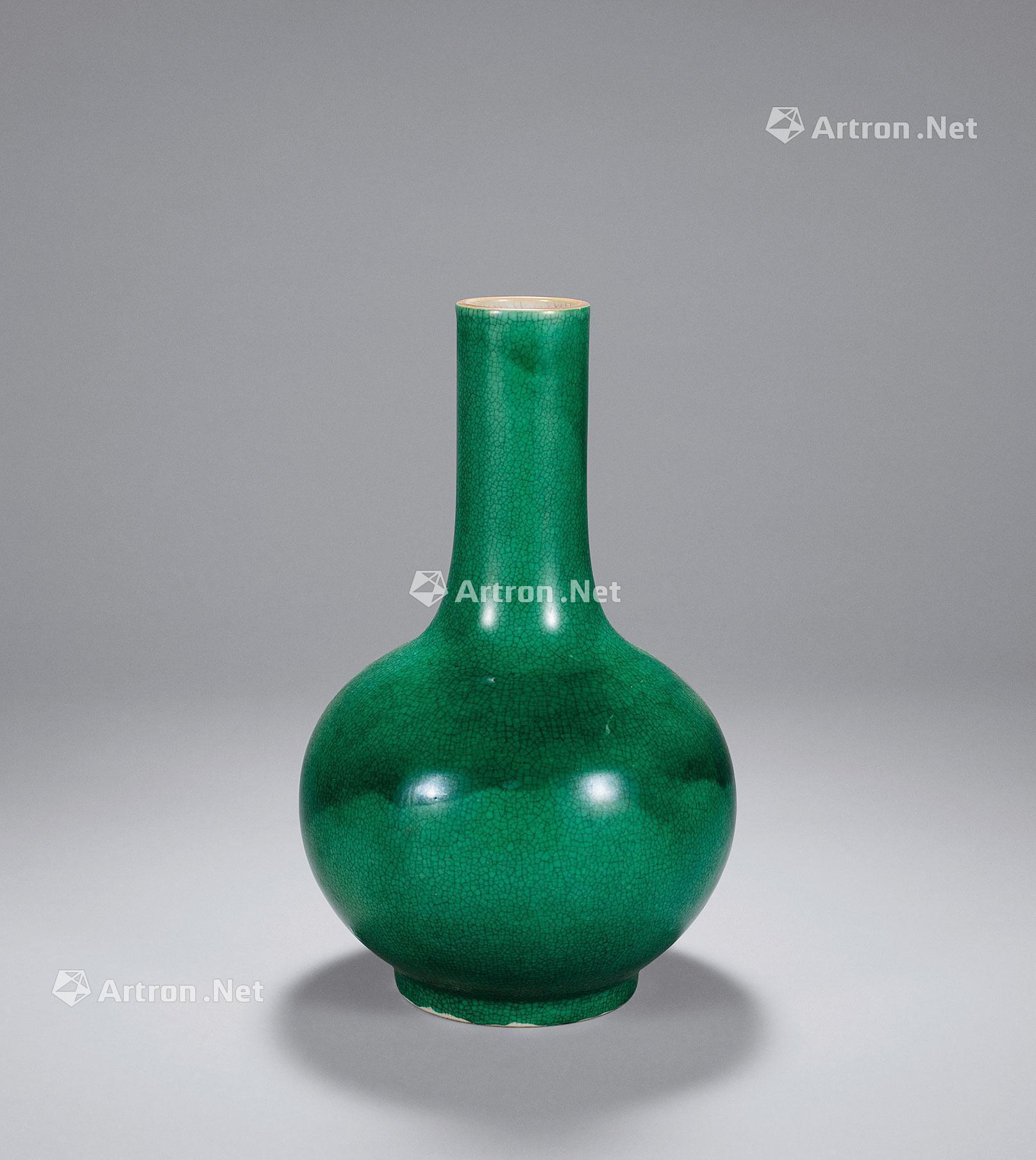 2137 清 绿釉天球瓶