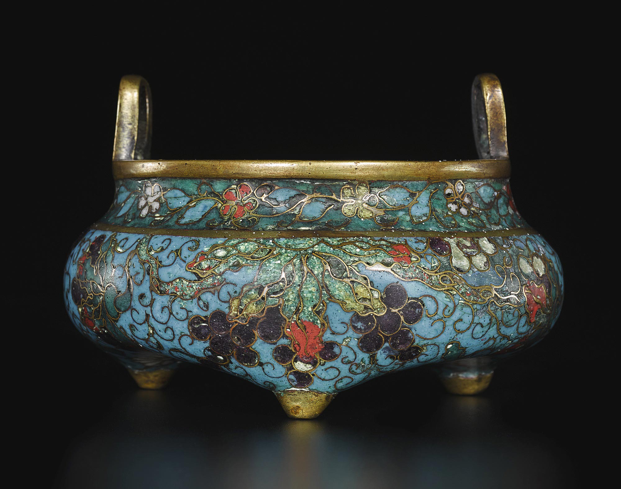 0306明十六世纪铜胎掐丝珐琅葡萄纹朝天耳三足炉