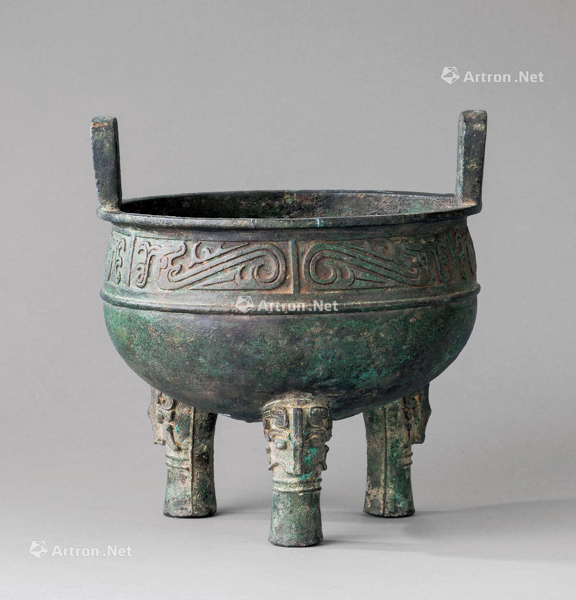 2664 铜夔龙纹冲天耳三足鼎