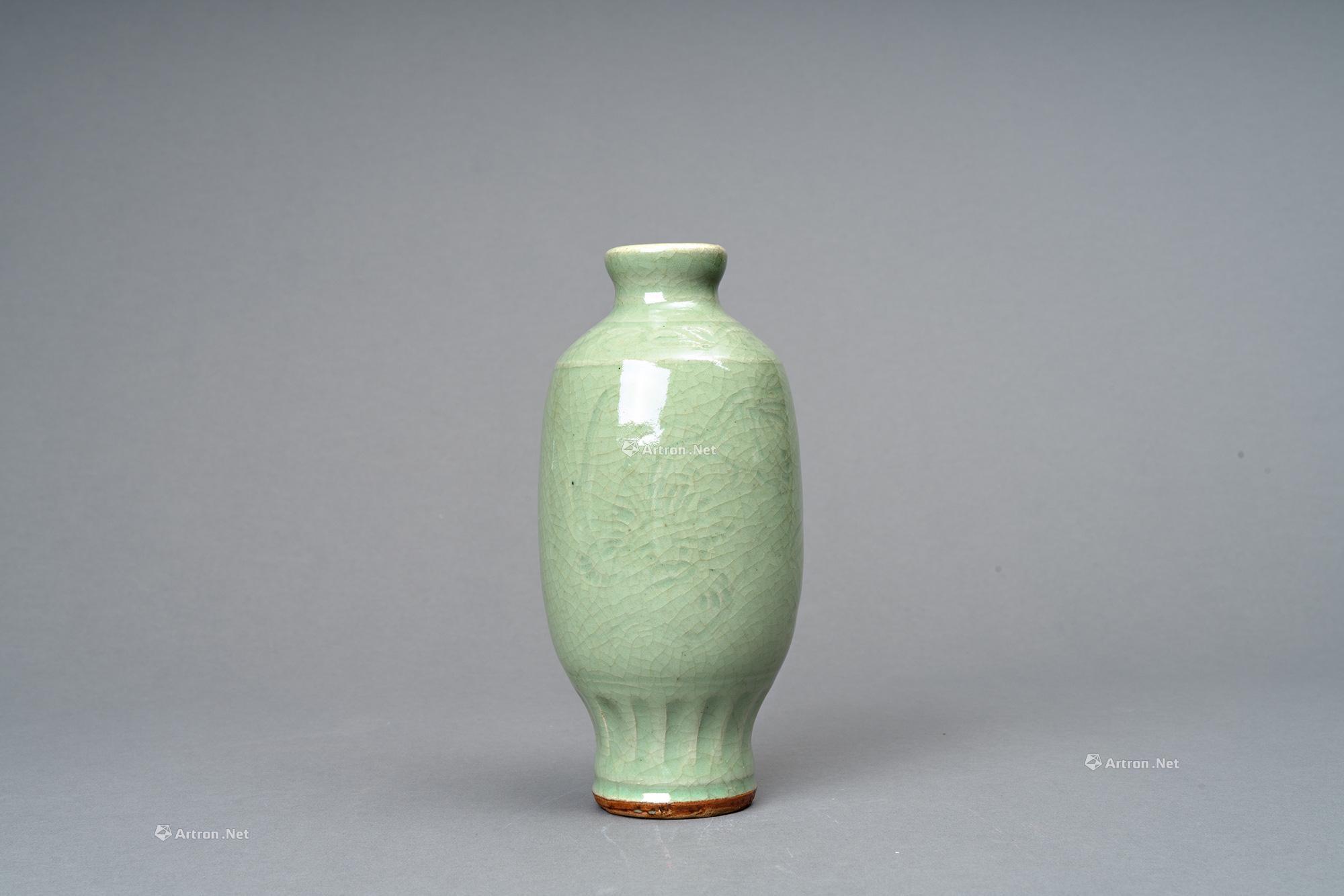 【清 龙泉刻花小瓶】拍卖品_图片_价格_鉴赏_清代单色釉瓷器_雅昌艺术