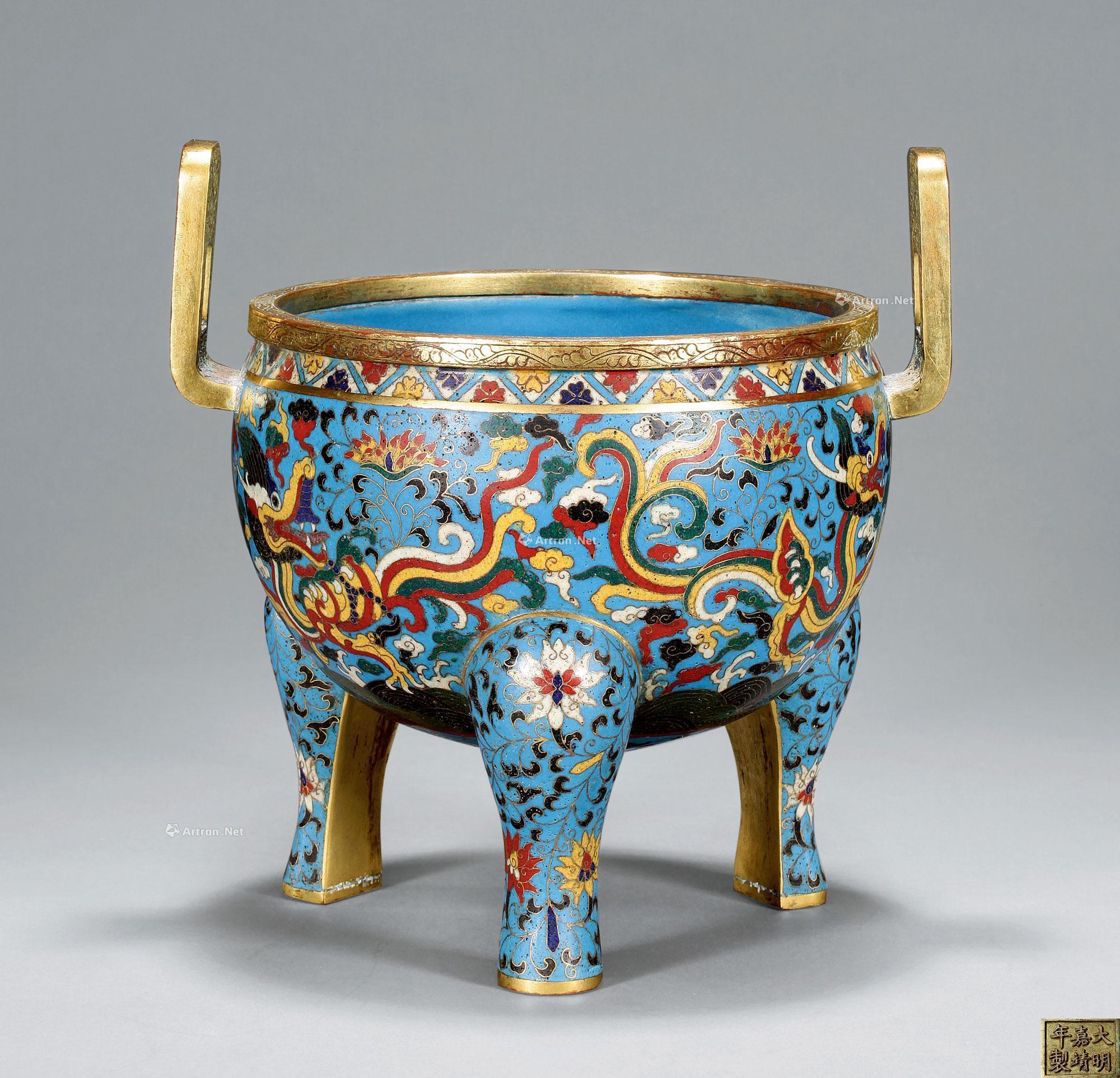 1992清中期掐丝珐琅龙凤纹鼎式三足炉